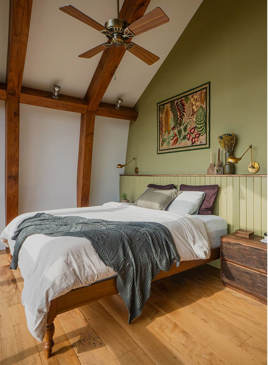 chambre avec poutres mur vert décoration rustique chic