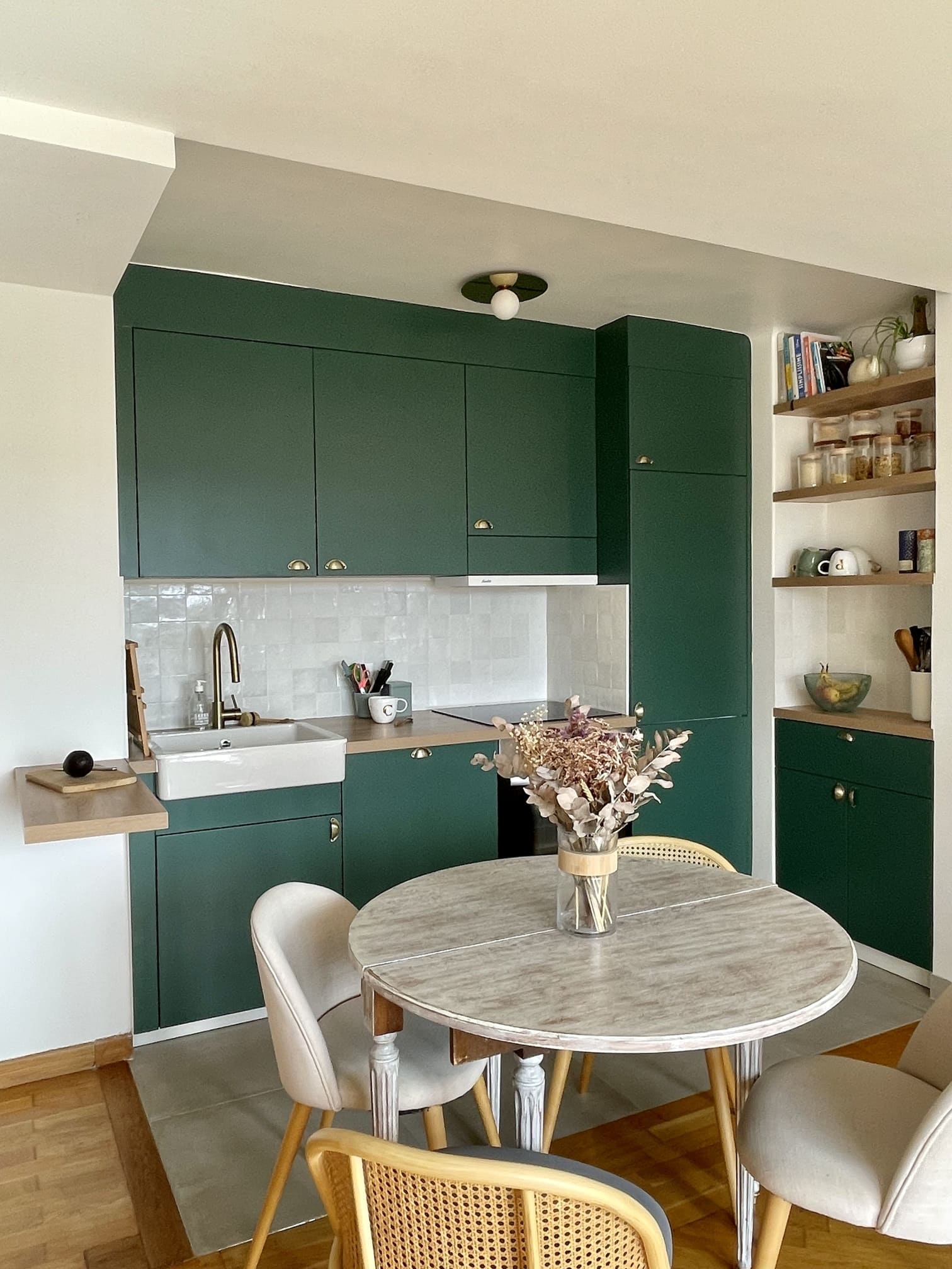 salon avec cuisine ouverte appartement Paris 34m2 instagram https://www.instagram.com/charlotte_gille/ salon avec cuisine ouverte appartement Paris 34m2 instagram https://www.instagram.com/charlotte_gille/