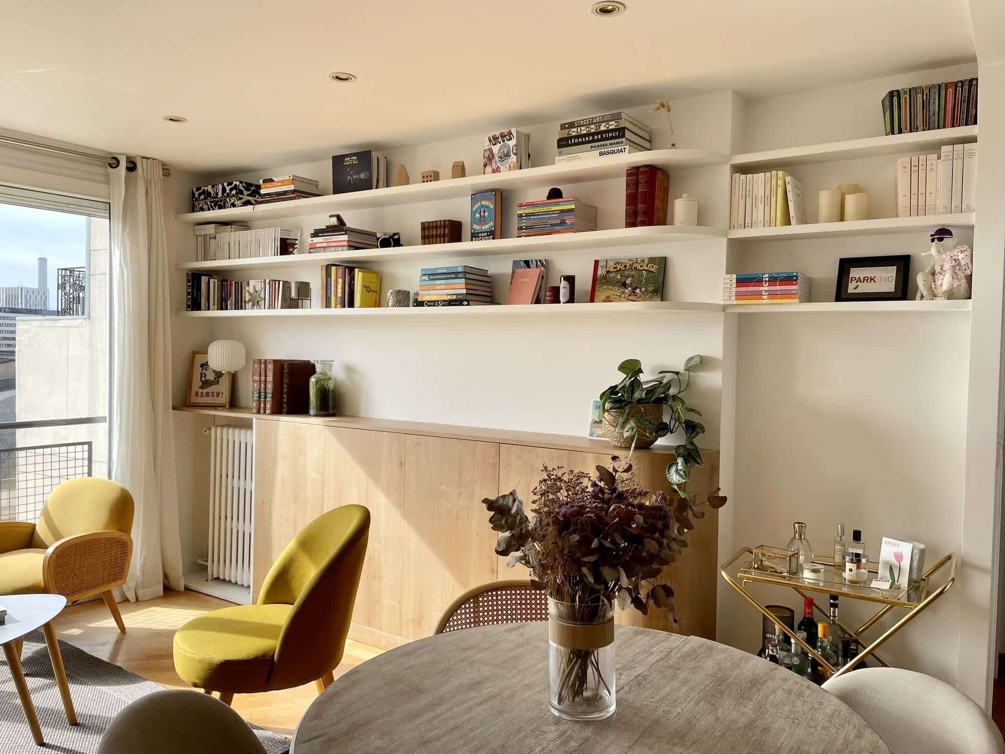 salon avec bibliothèque ouverte instagram https://www.instagram.com/charlotte_gille/ salon avec bibliothèque ouverte instagram https://www.instagram.com/charlotte_gille/