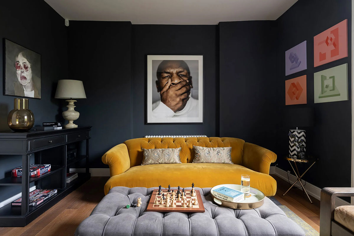 salon murs noirs canapé jaune maison décoration classique chic salon murs noirs canapé jaune maison décoration classique chic