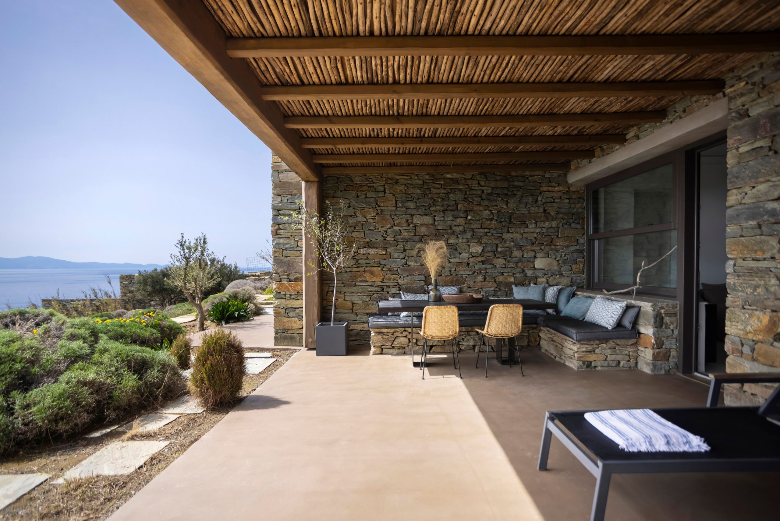 terrasse avec pergola bois maison contemporaine en Grèce terrasse avec pergola bois maison contemporaine en Grèce