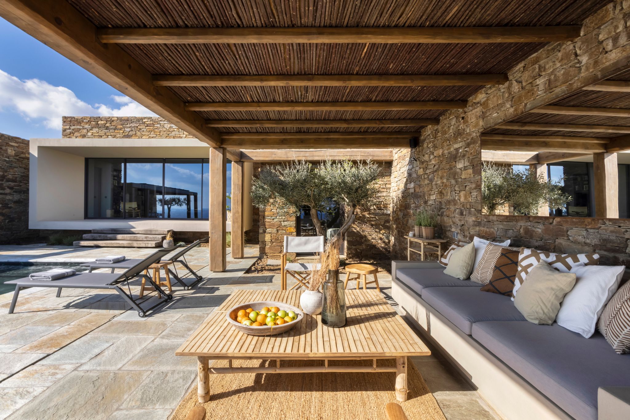 terrasse avec pergola bois maison contemporaine en Grèce terrasse avec pergola bois maison contemporaine en Grèce