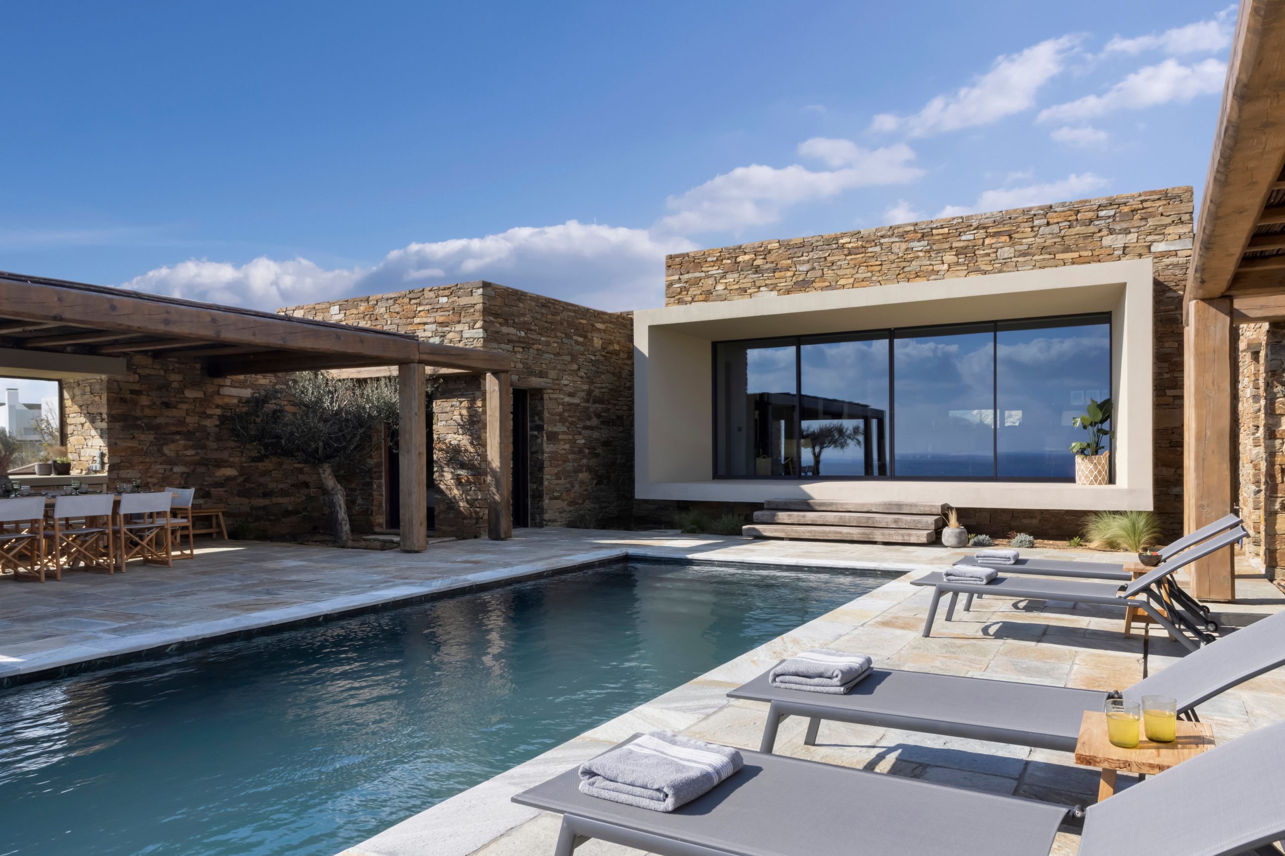 terrasse avec piscine maison contemporaine en Grèce terrasse avec piscine maison contemporaine en Grèce