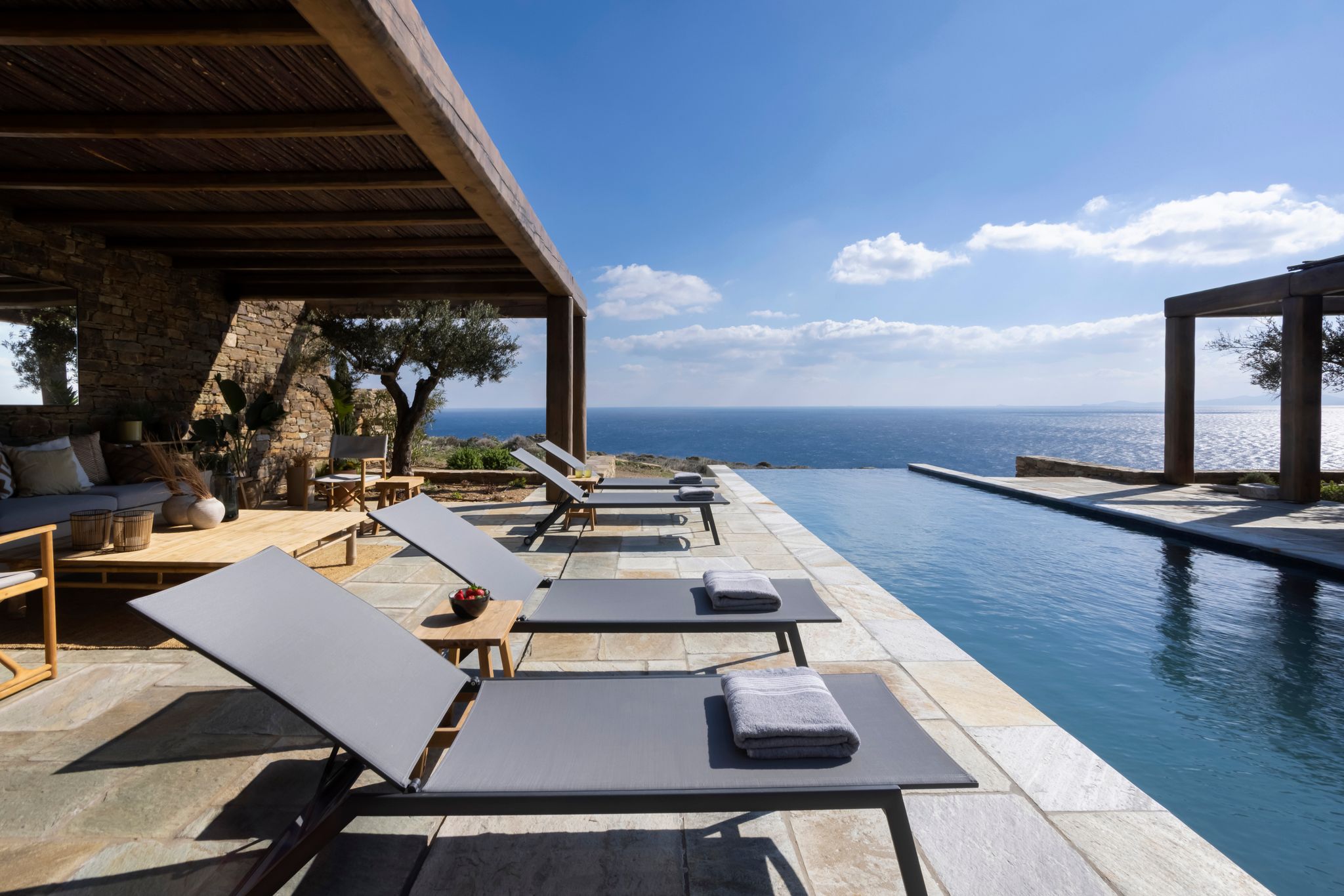 terrasse avec piscine maison contemporaine en Grèce terrasse avec piscine maison contemporaine en Grèce