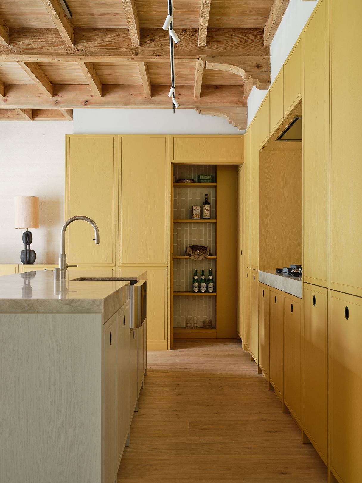 cuisine jaune avec plafond bois maison ancienne décoration contemporaine cuisine jaune avec plafond bois maison ancienne décoration contemporaine