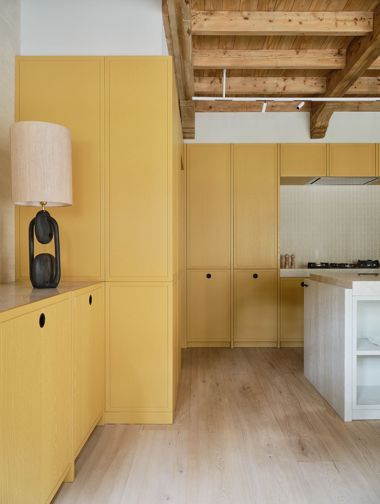 cuisine jaune avec plafond bois maison ancienne décoration contemporaine cuisine jaune avec plafond bois maison ancienne décoration contemporaine