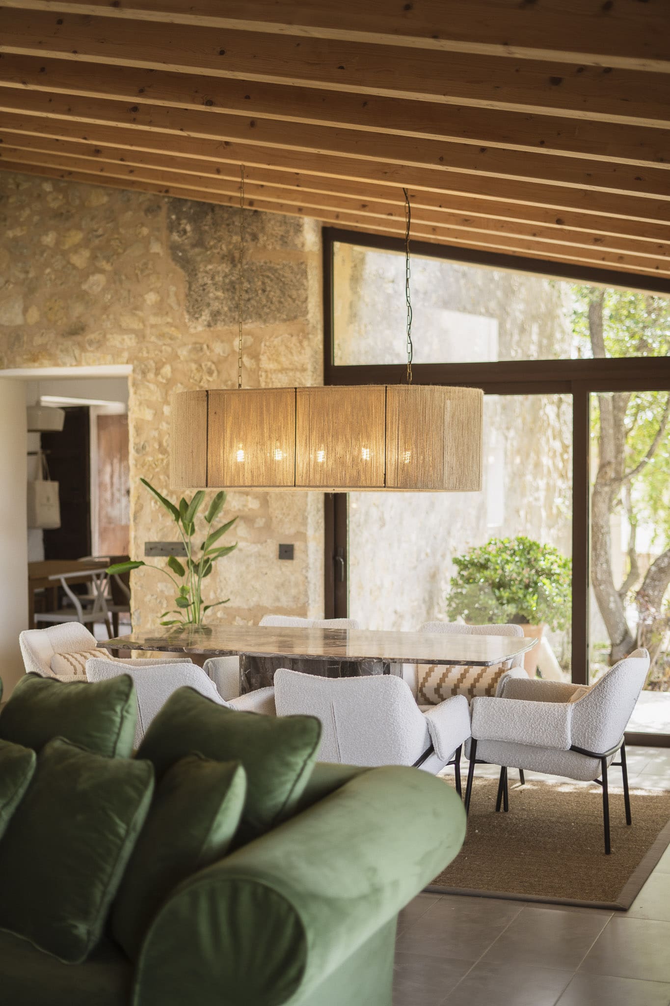 salon avec mur en pierres et poutres décoration contemporaine