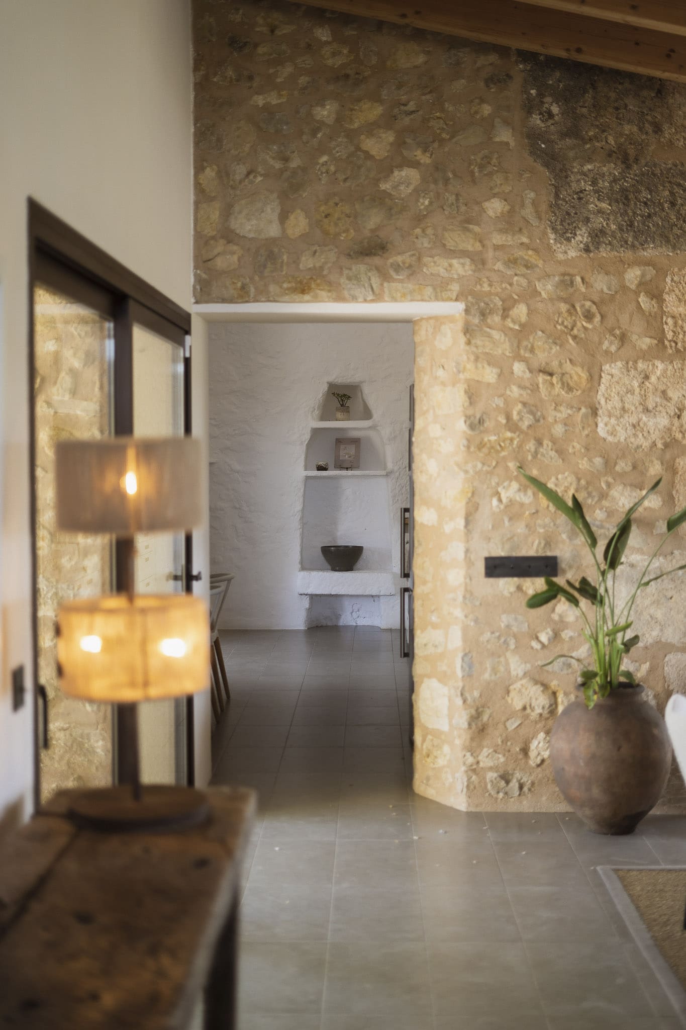 salon avec mur en pierres
