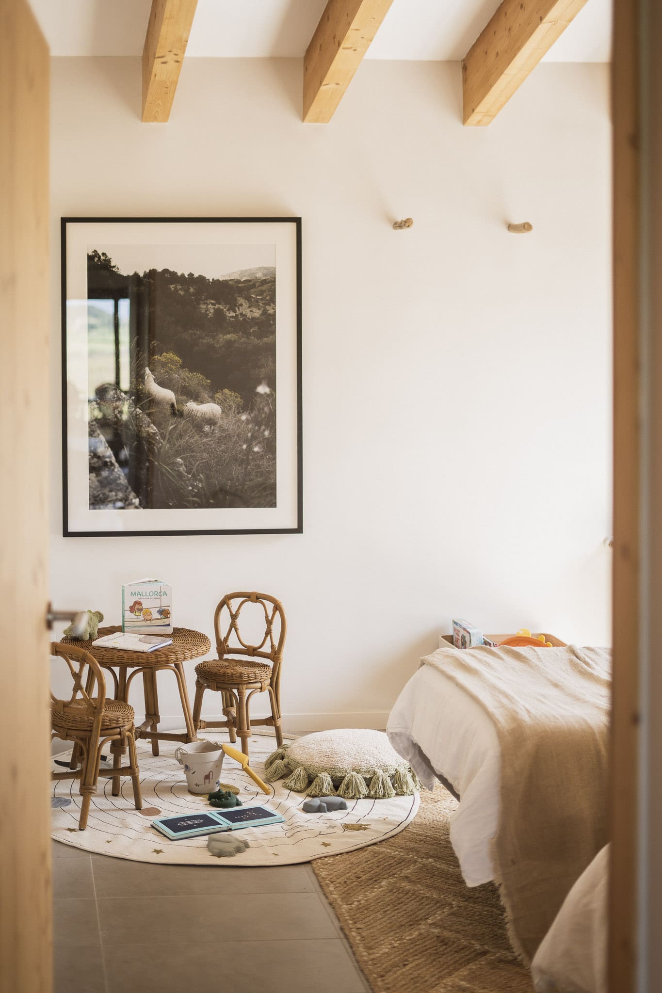 chambre avec poutres décoration contemporaine