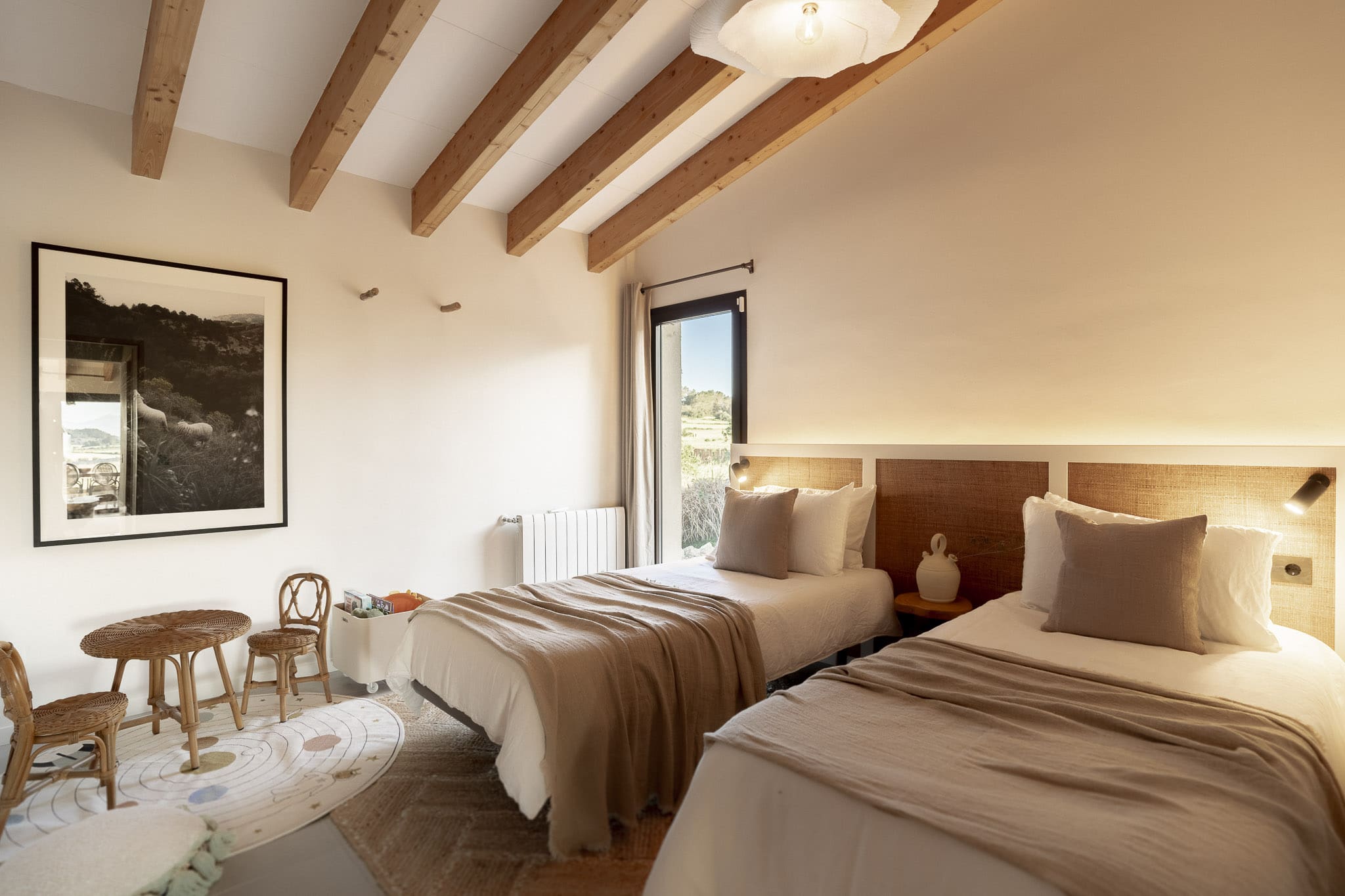 chambre à deux lits avec poutres décoration contemporaine 