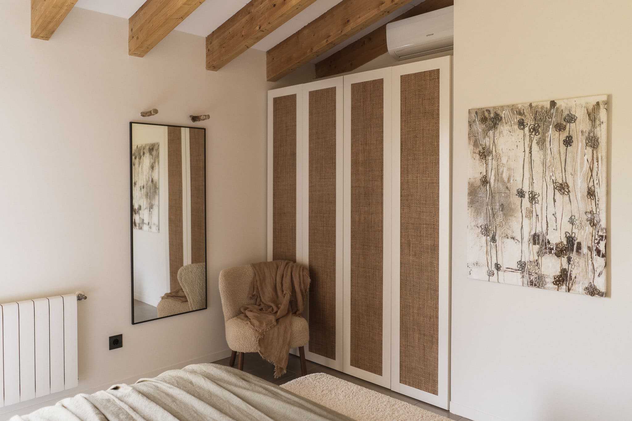 chambre avec poutres décoration contemporaine placard cannage