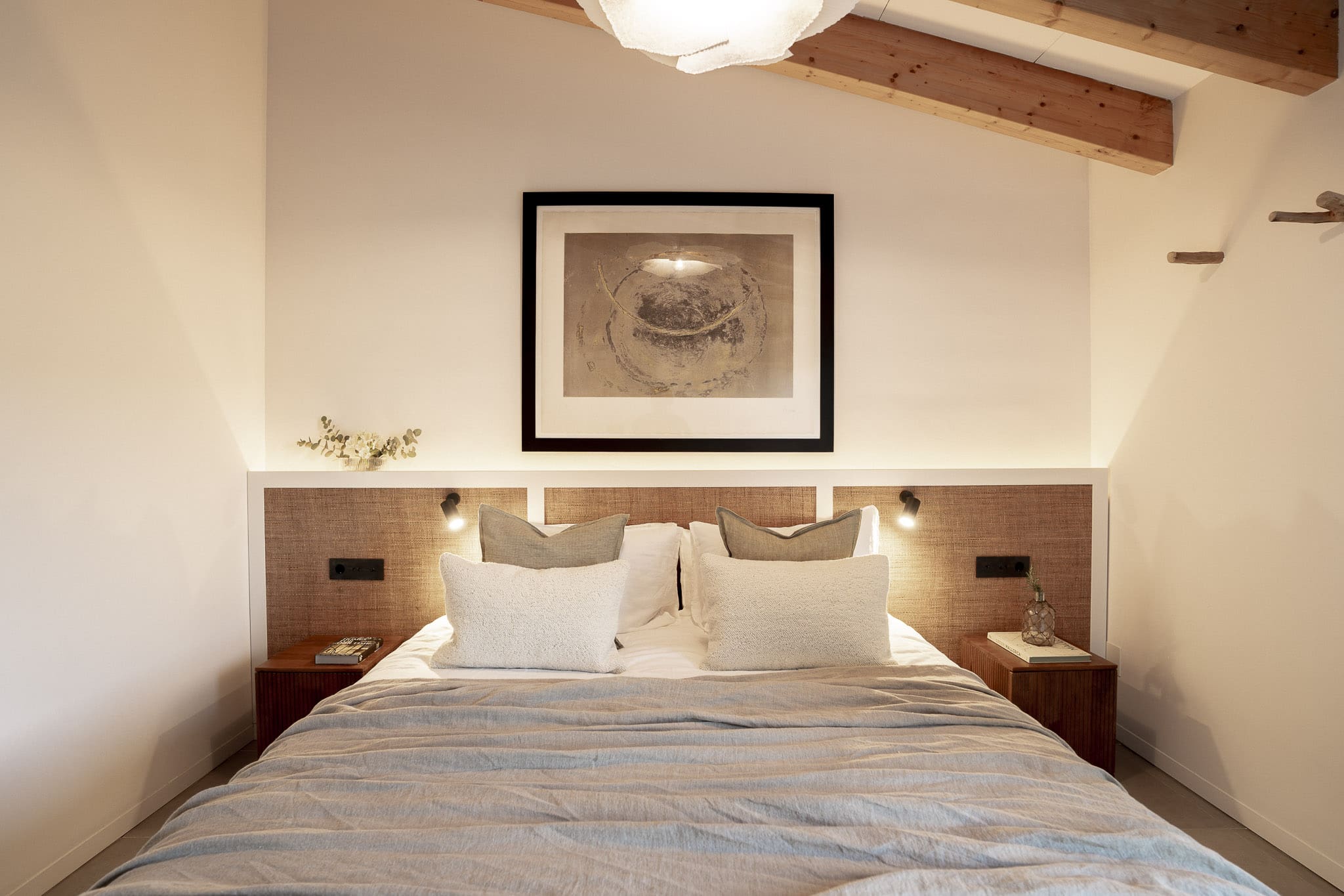 chambre avec poutres décoration contemporaine