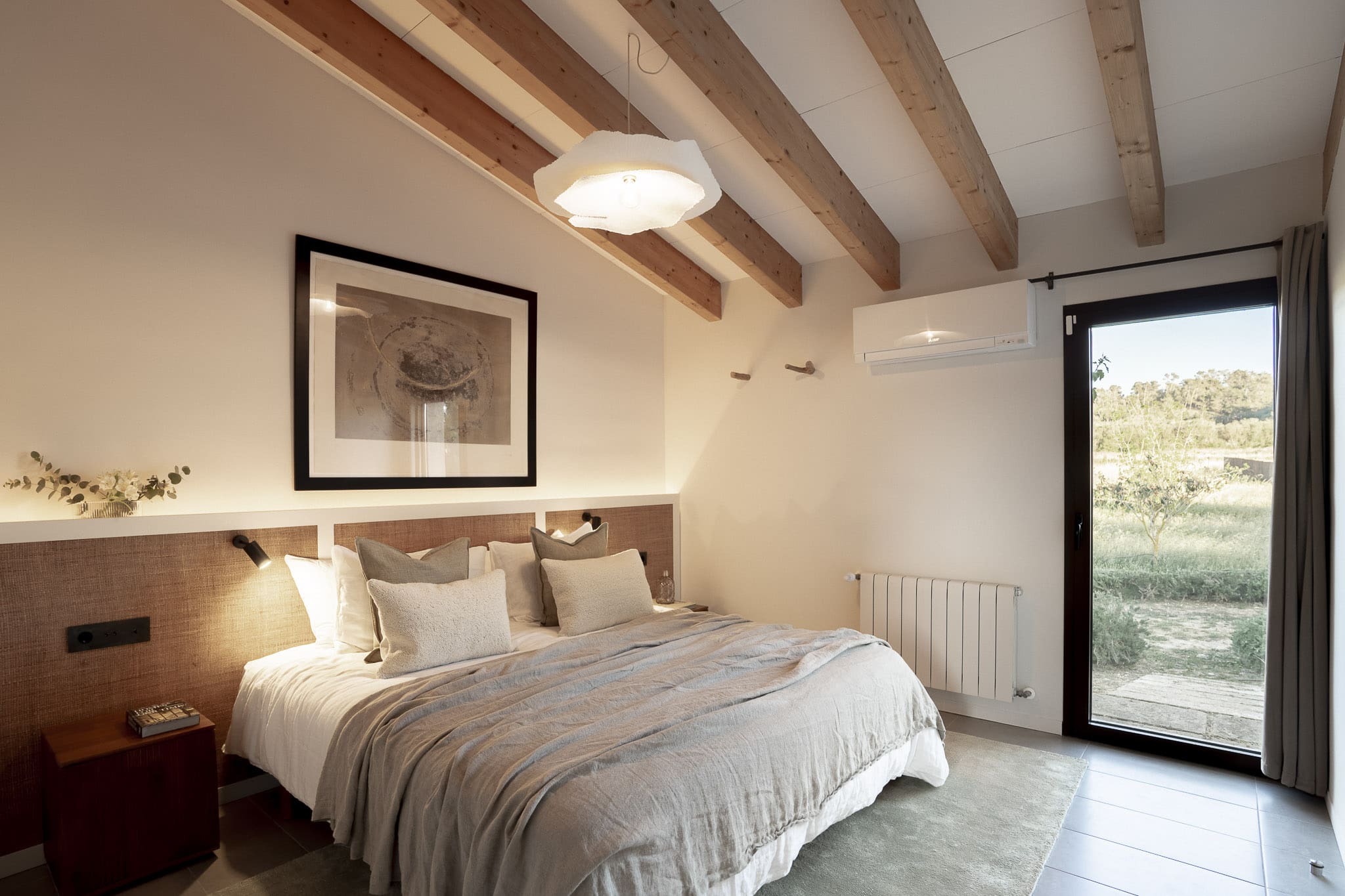 chambre avec poutres décoration contemporaine et naturelle