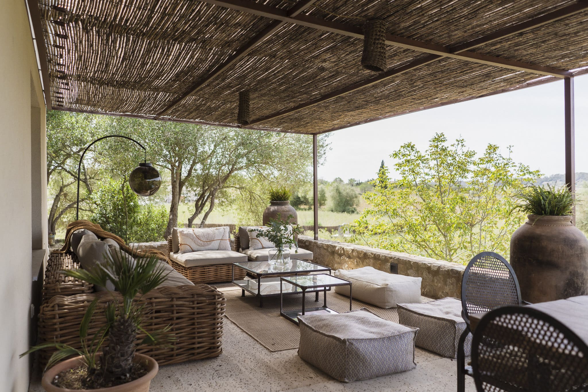 terrasse avec pergola acier et cannisses