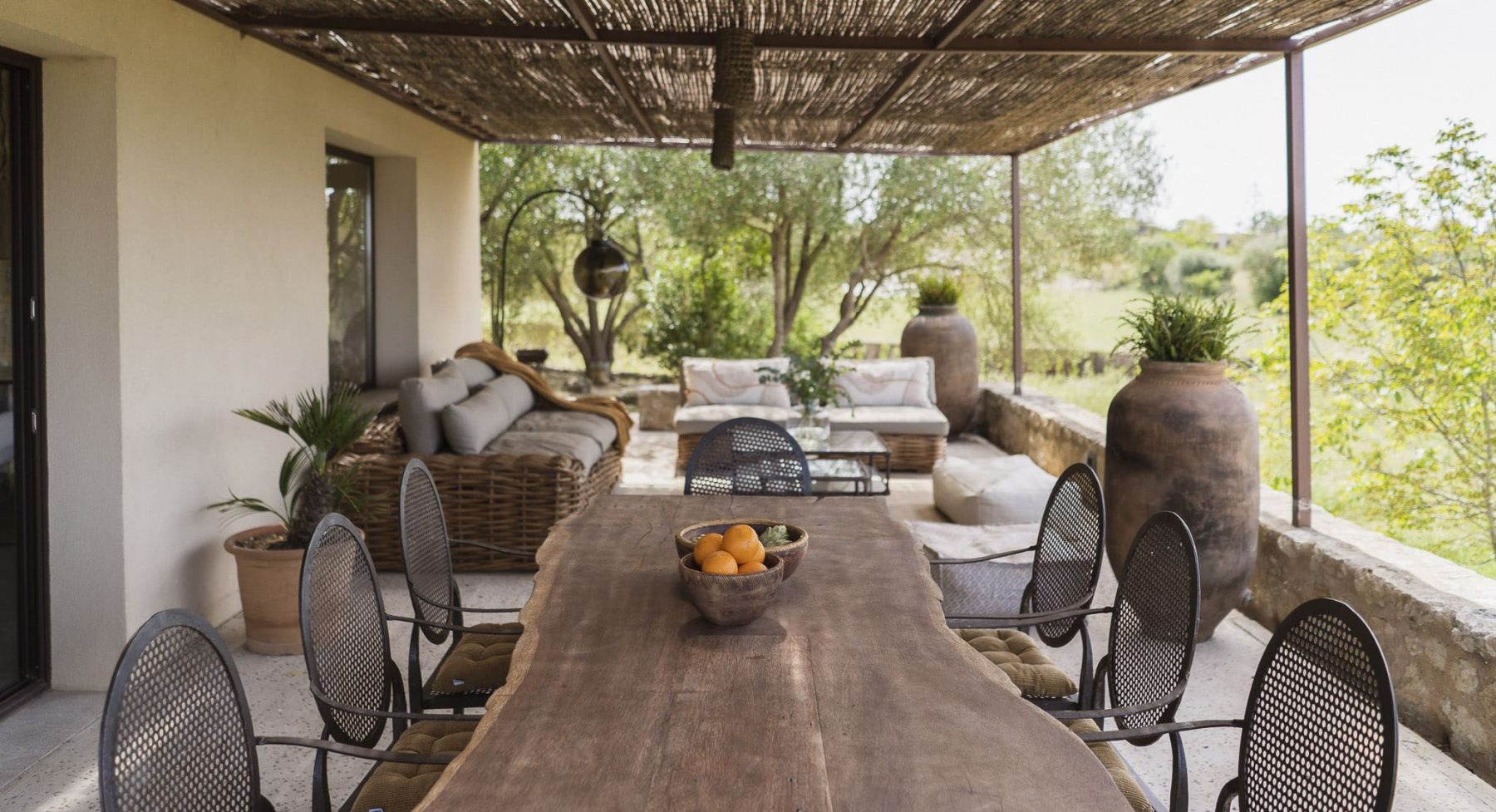 terrasse avec pergola acier et cannisse maison élégante au coeur de Majorque