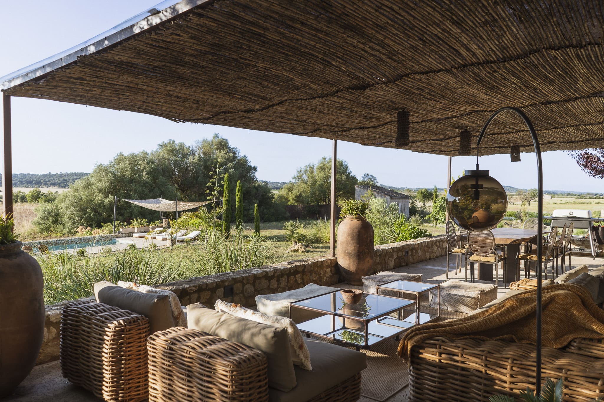 terrasse avec pergola acier et cannisses maison élégante au coeur de Majorque