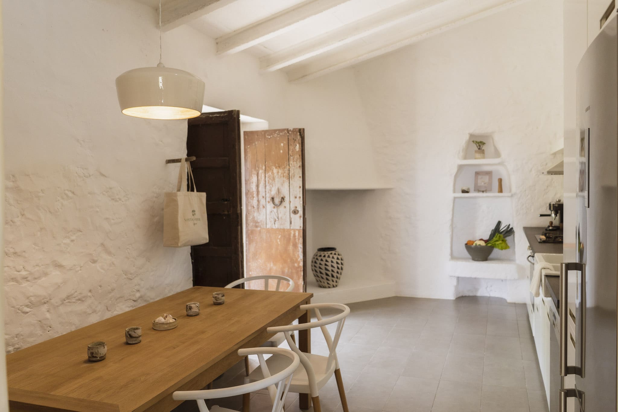 cuisine avec table et chaises