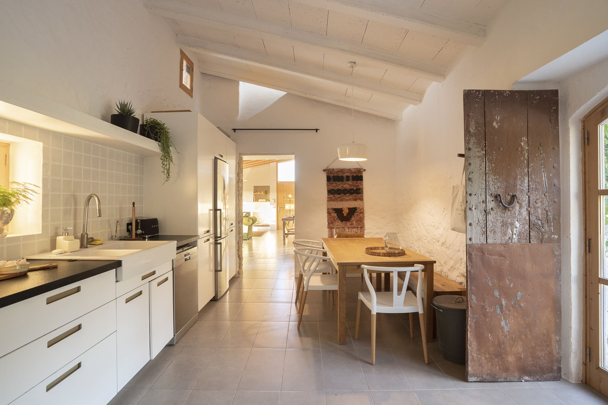 cuisine blanche avec poutres décoration contemporaine