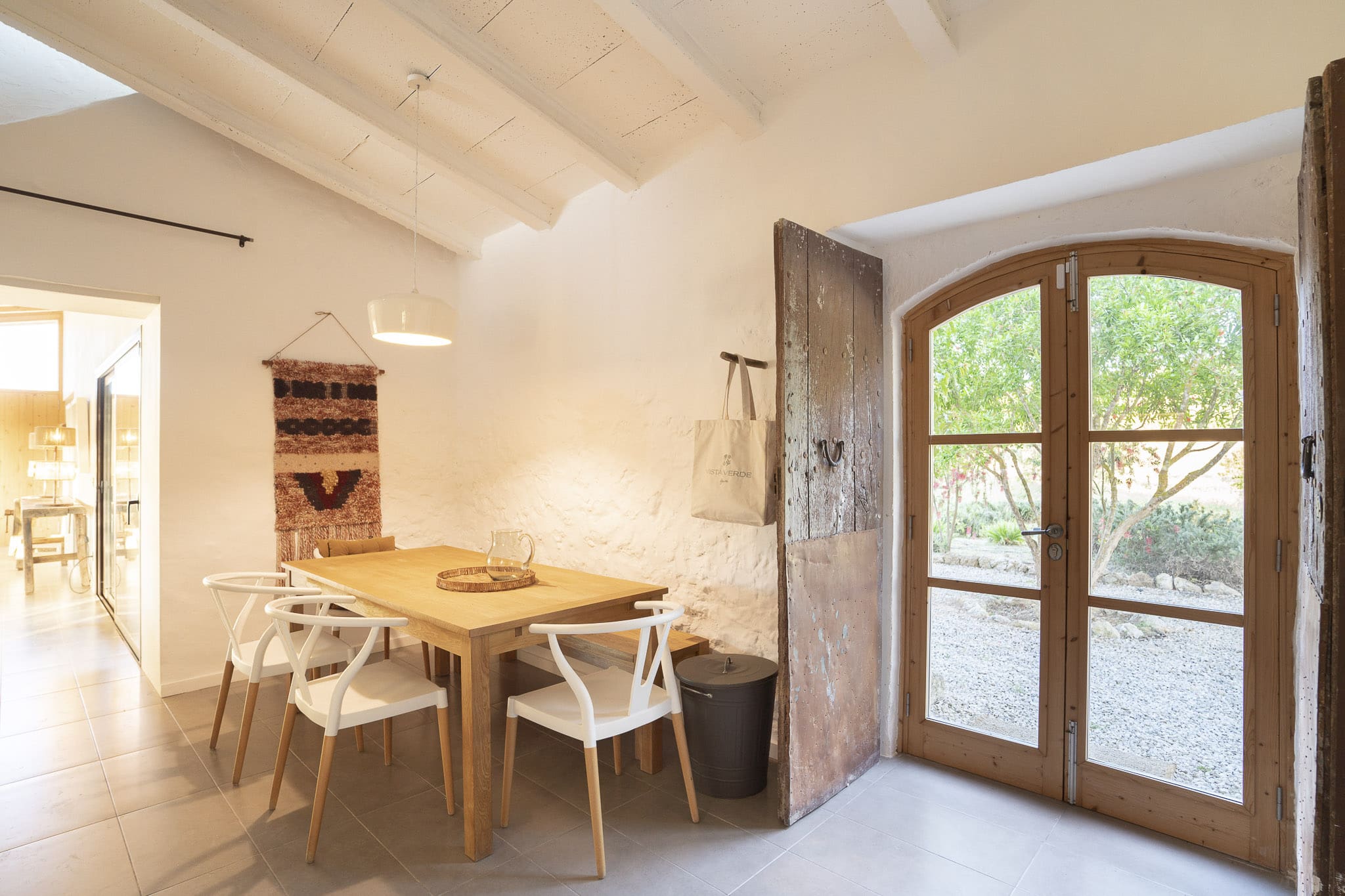 salle à manger avec poutres blanches décoration contemporaine