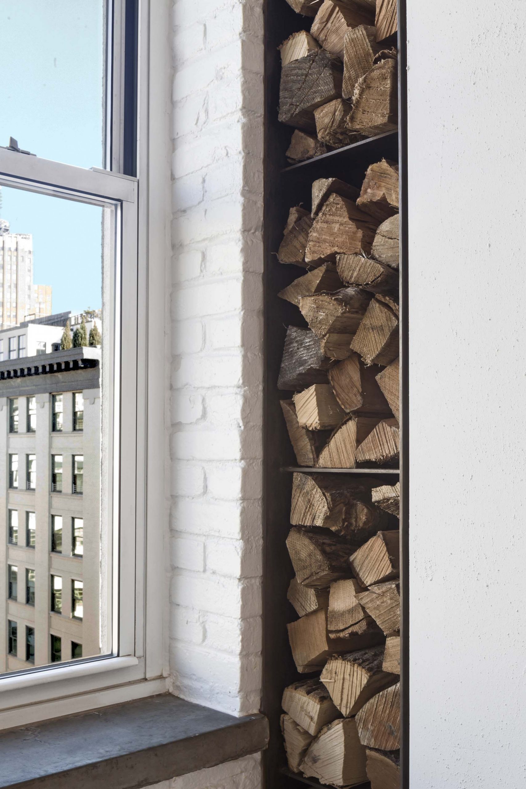 rangement bois dans salon avec cheminée loft Manhattan rangement bois dans salon avec cheminée loft Manhattan