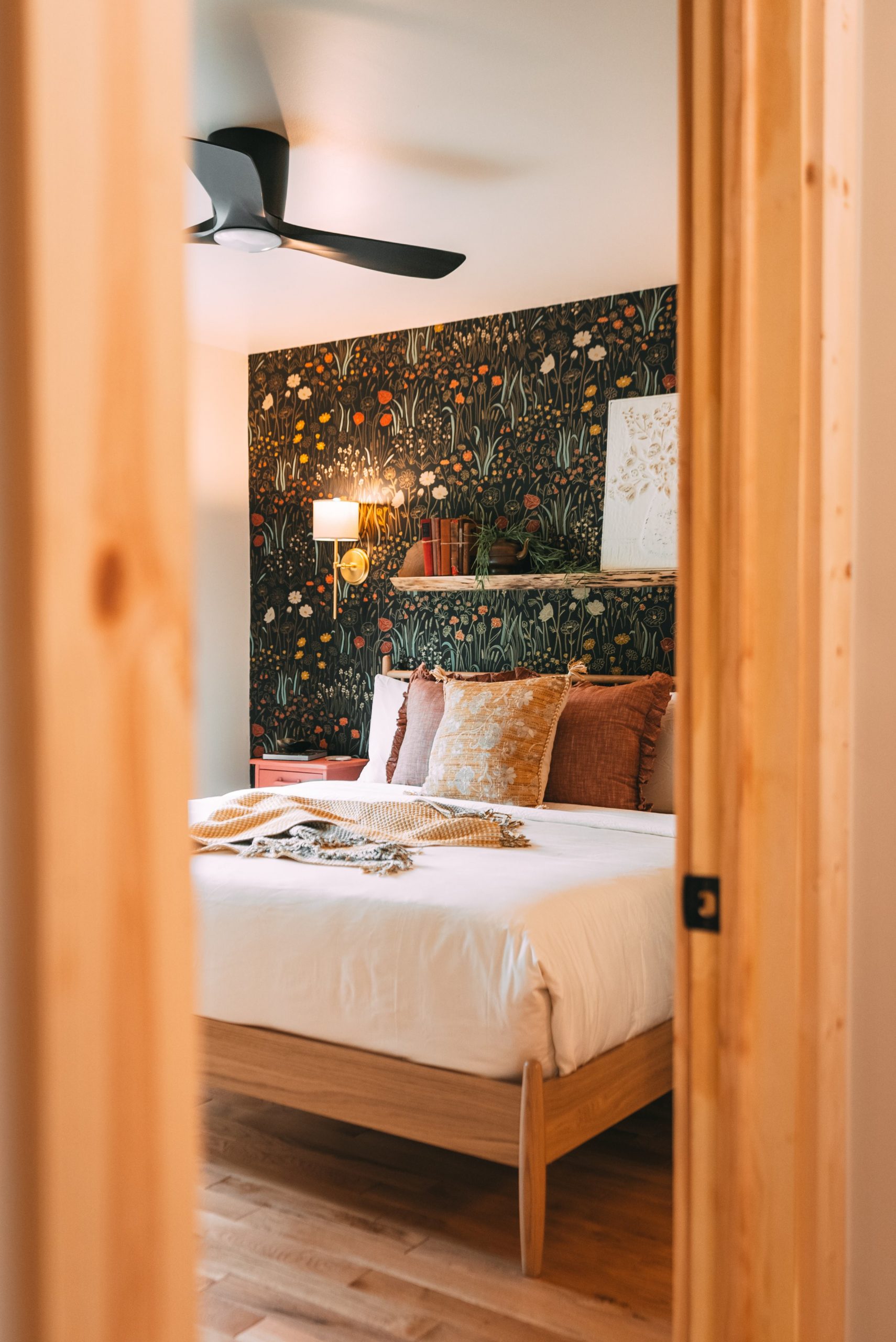 chambre avec papier-peint en tête de lit chambre avec papier-peint en tête de lit