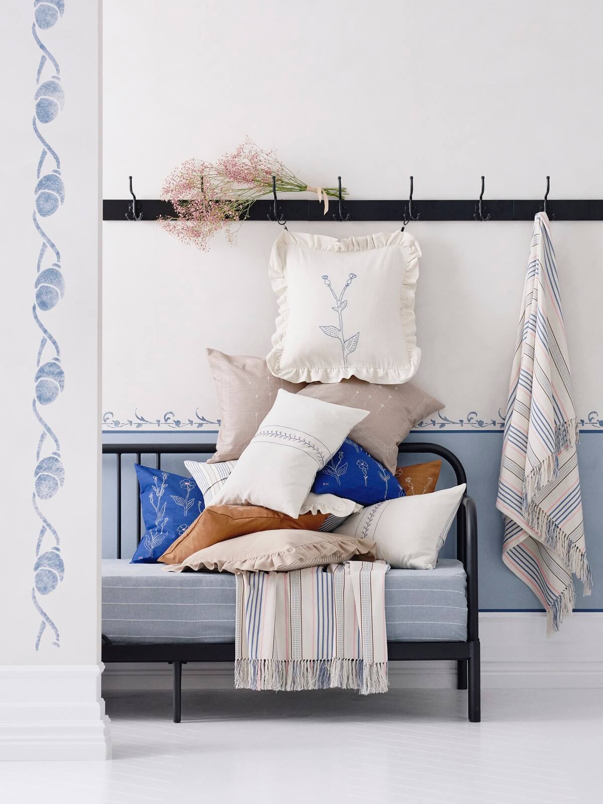 coussins brodés blanc et bleu IKEA 2024 Nouvelle collection