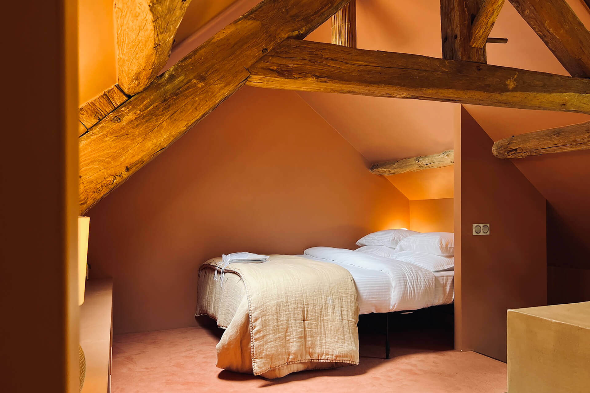 chambre avec poutres décoration terracotta maison ancienne rénovée Casa Keçe