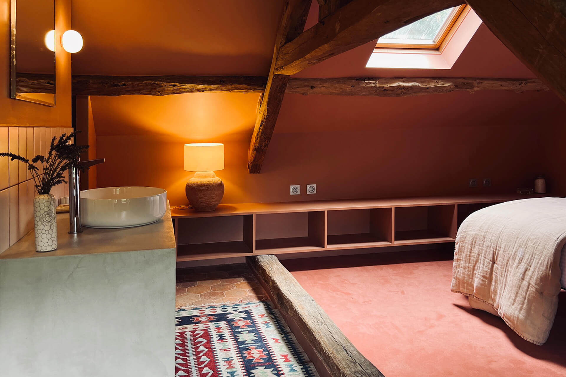 chambre mansardée avec poutres maison ancienne rénovée Casa Keçe