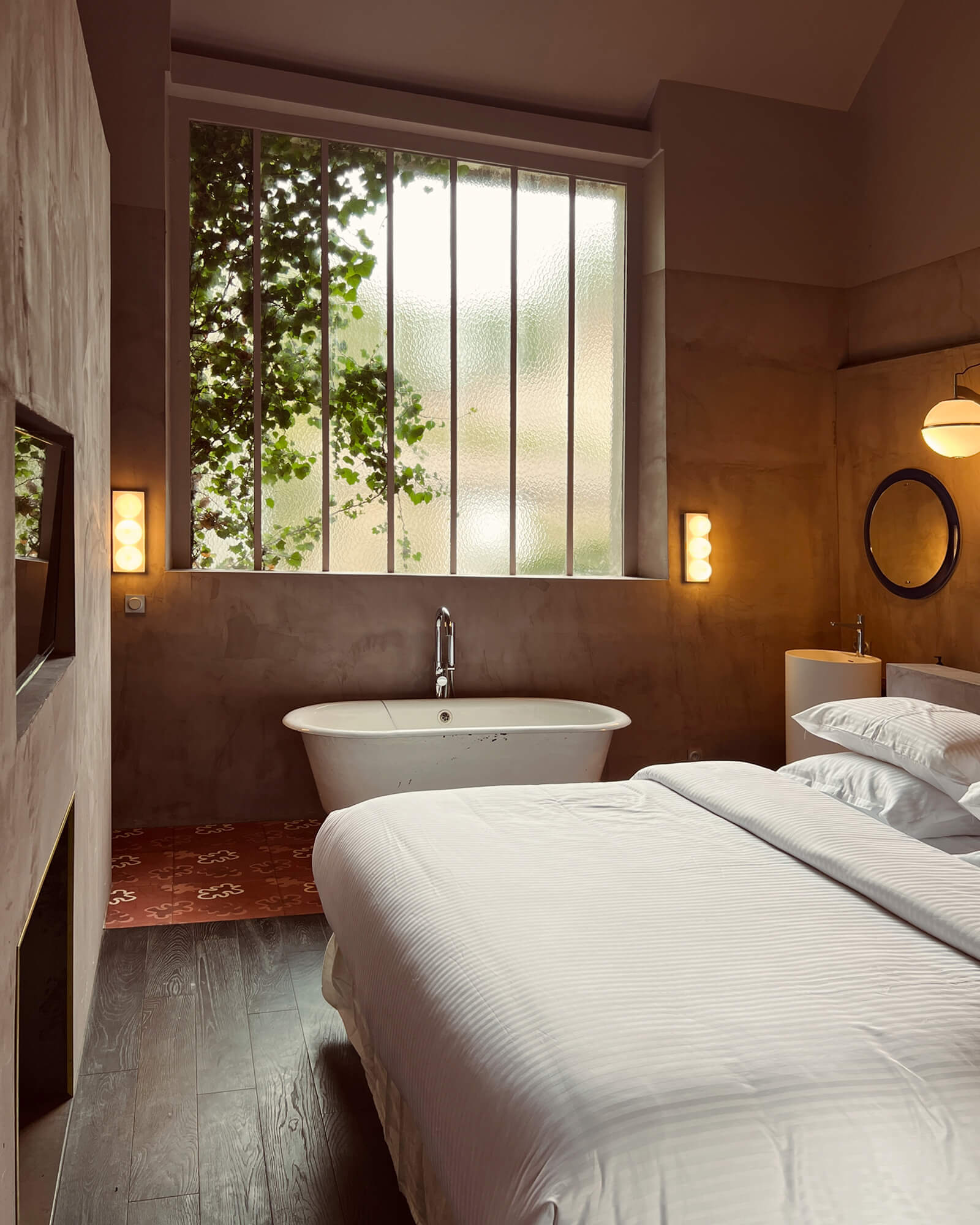 chambre avec salle de bain et verrière maison ancienne rénovée Casa Keçe