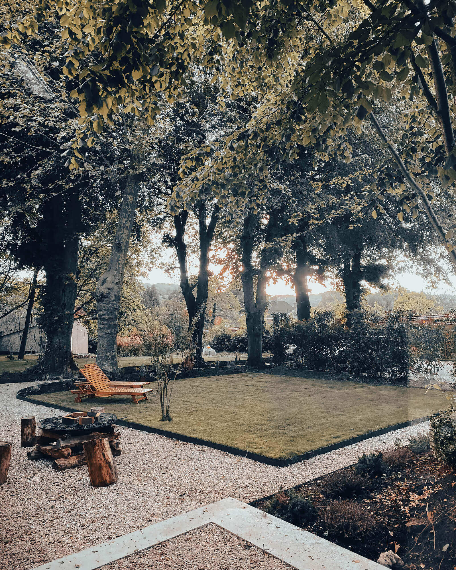 jardin avec vieux arbres Casa Keçe