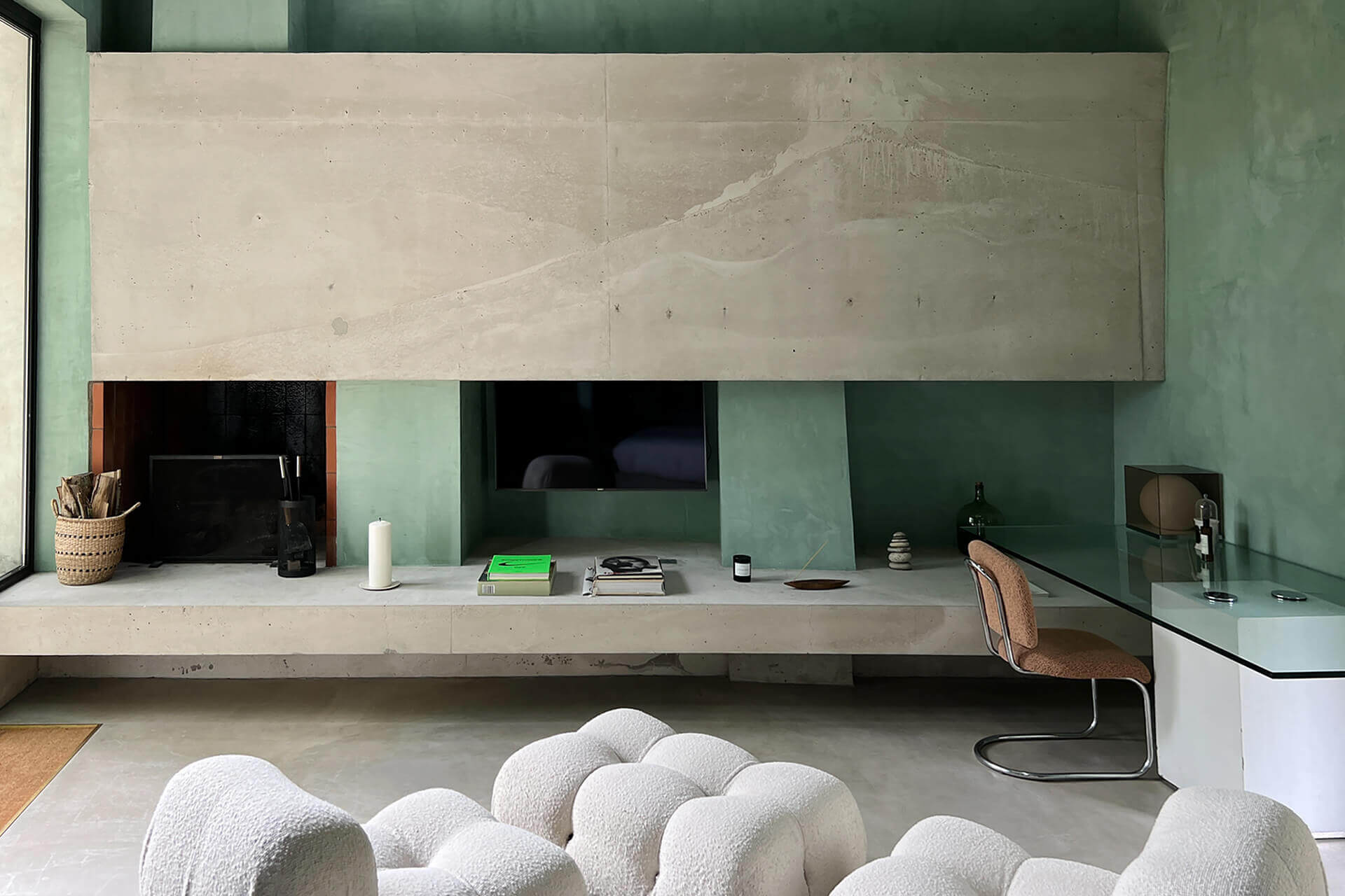 cheminée design dans salon maison ancienne rénovée Casa Keçe