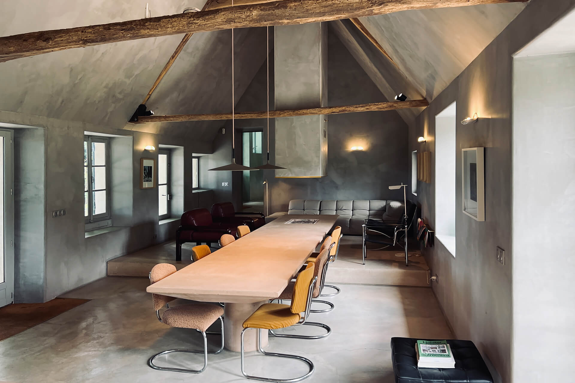 salle à manger avec poutres maison ancienne rénovée Casa Keçe