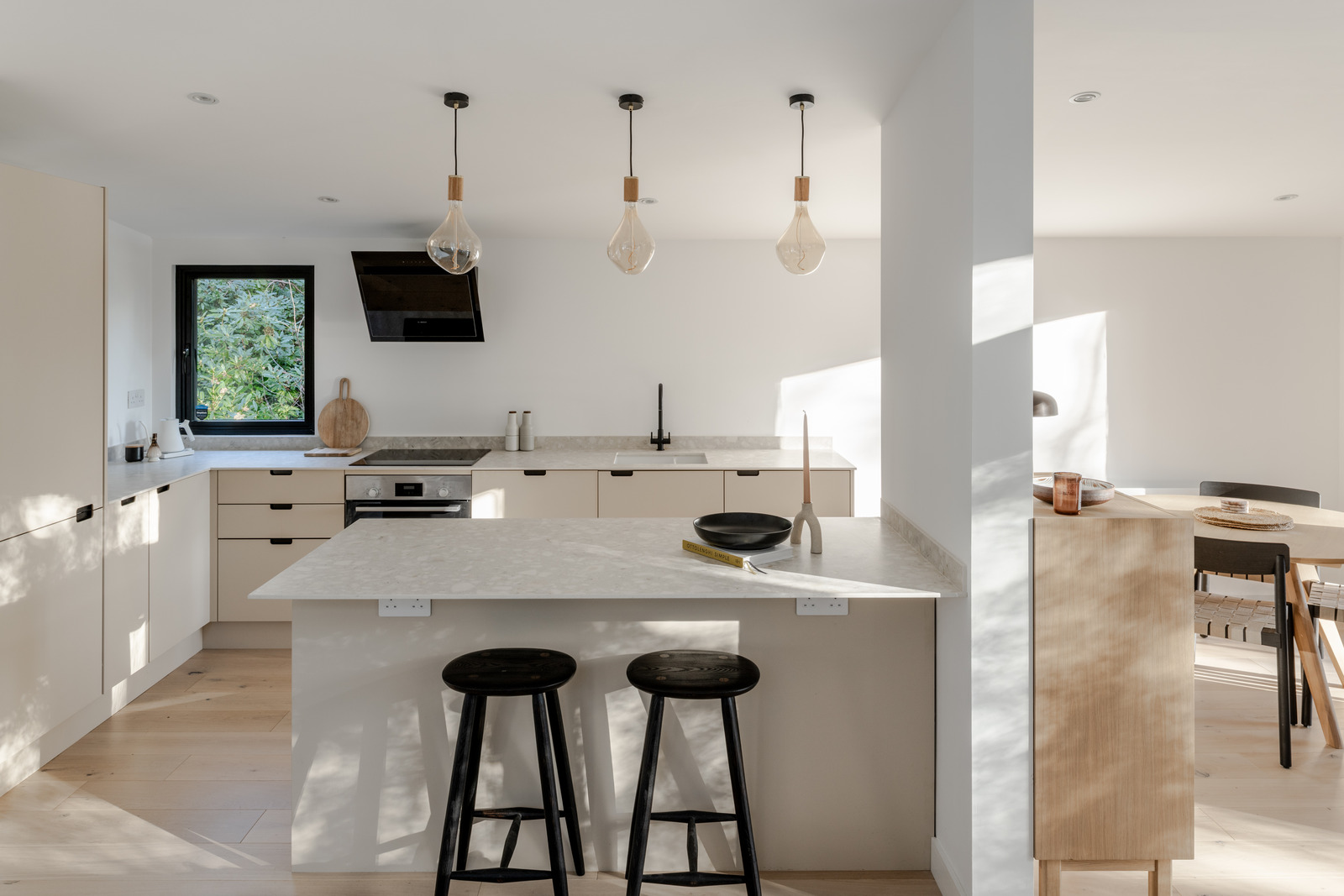 cuisine ouverte blanche et bois clair