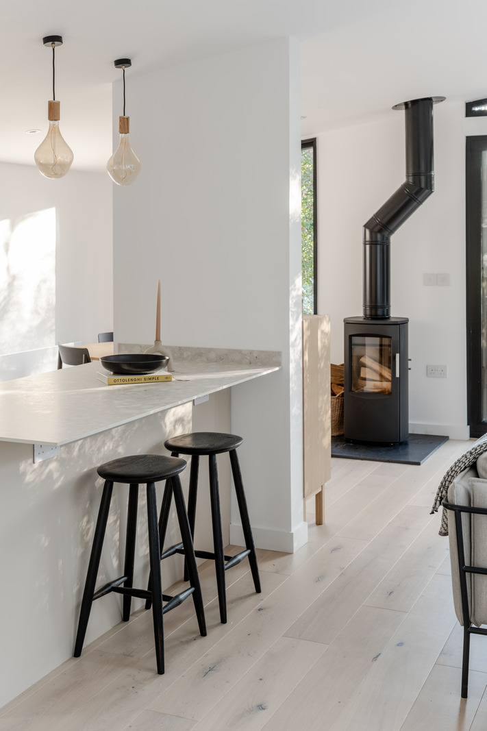 salon maison en bois noir 81m2 avec poêle et cuisine ouverte
