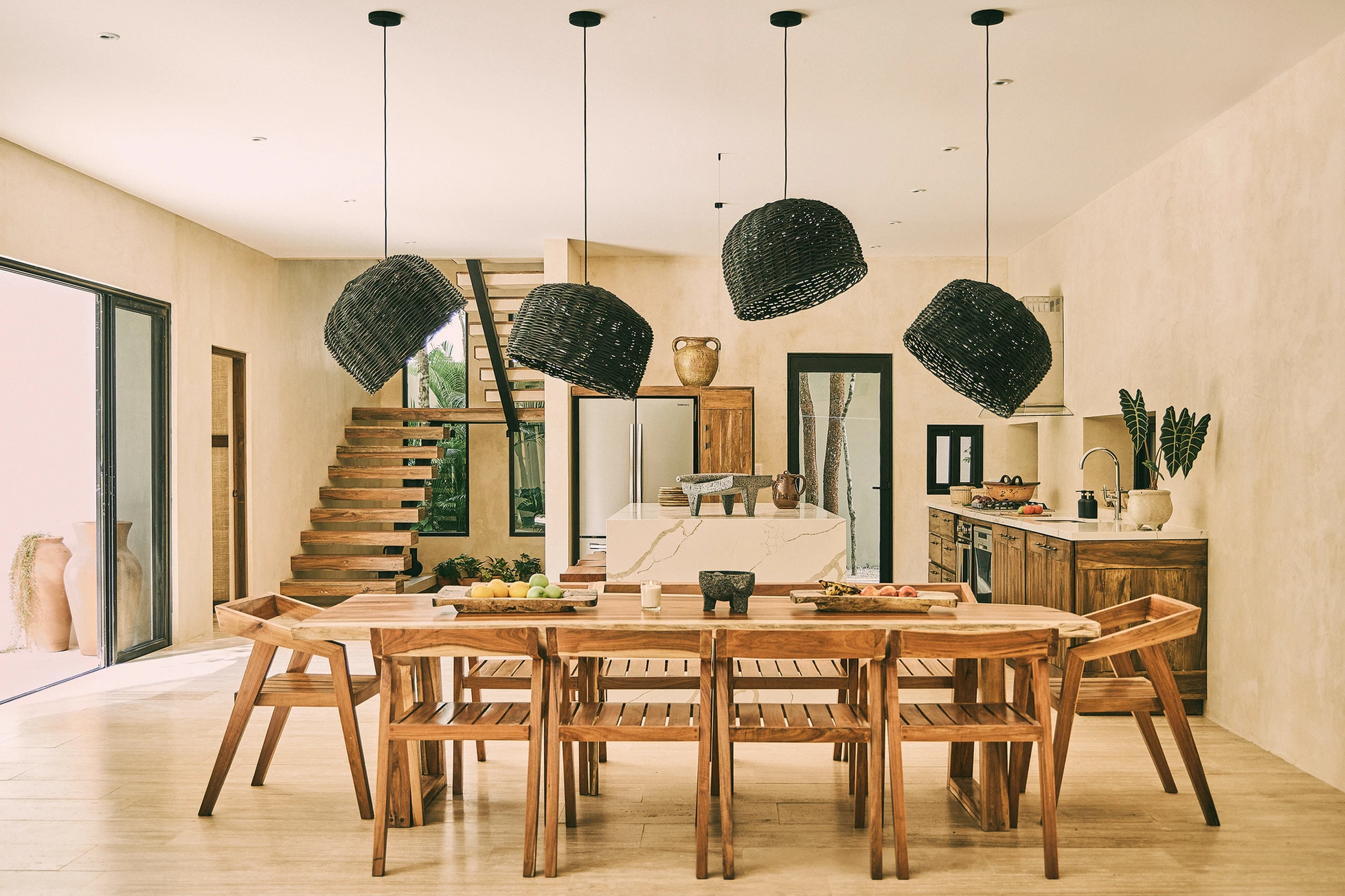 salle à manger et cuisine ouverte maison Tulum décoration contemporaine et naturelle salle à manger et cuisine ouverte maison Tulum décoration contemporaine et naturelle