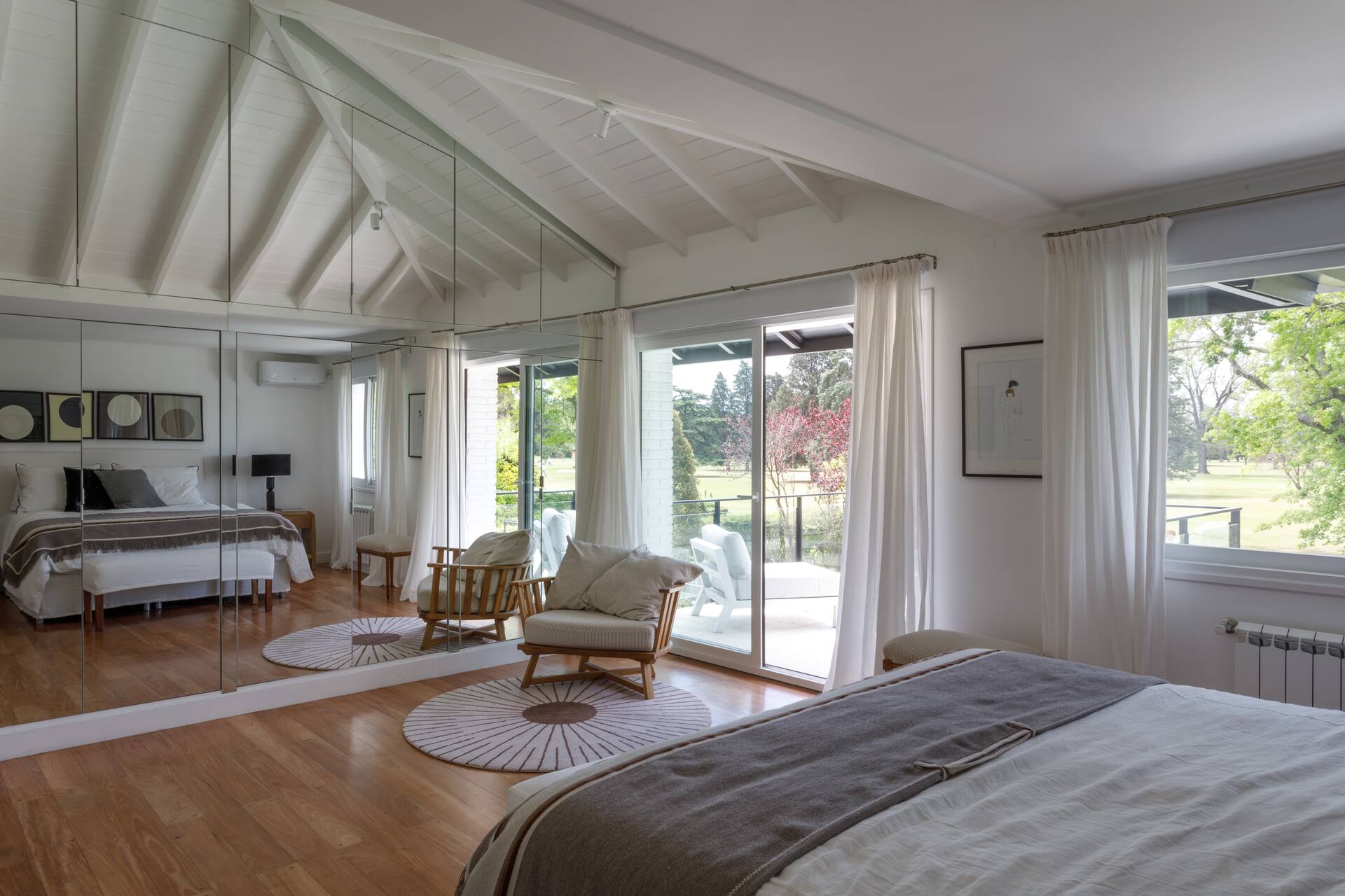 chambre décoration contemporaine avec mur miroir