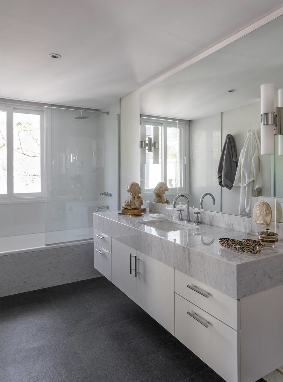 salle de bain blanche et marbre gris