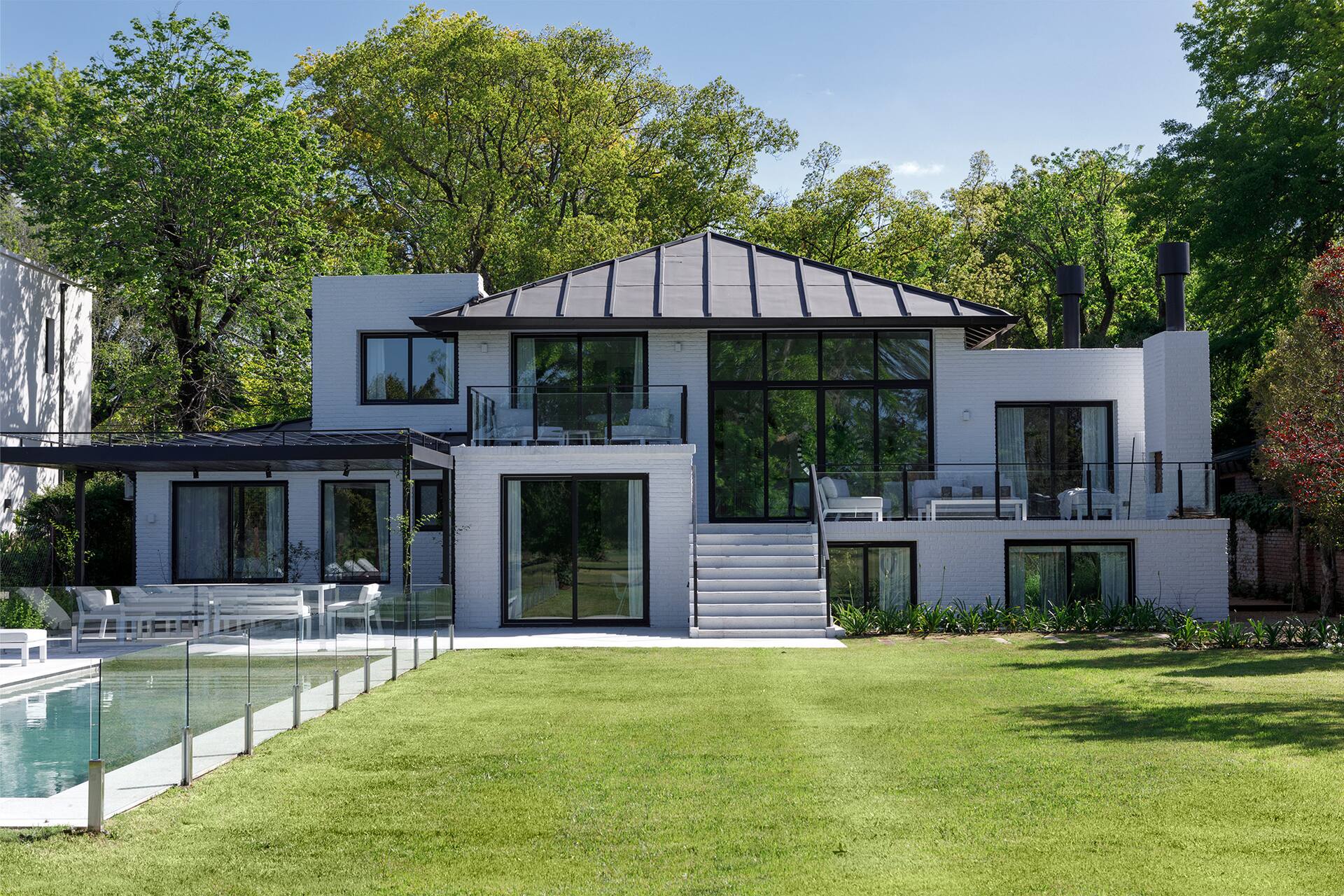 maison contemporaine et rénovée avec piscine
