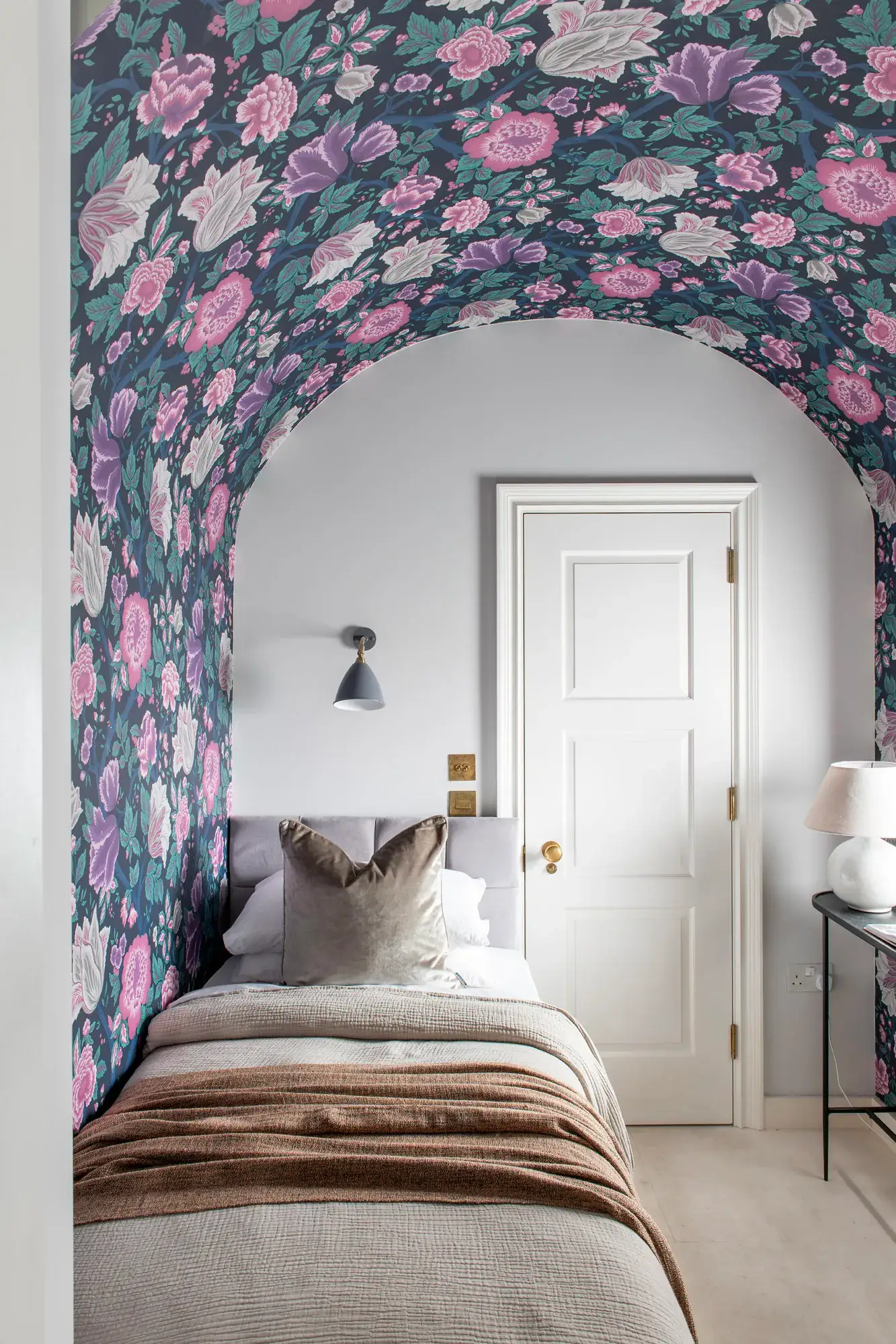 chambre avec papier-peint fleuri chambre avec papier-peint fleuri