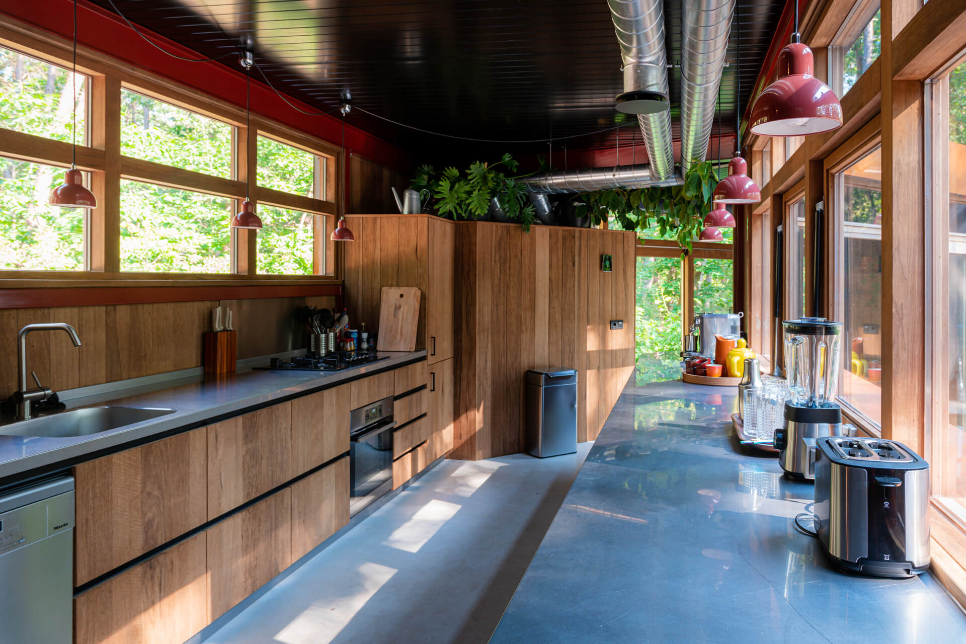 cuisine bois maison contemporaine intérieur bois avec piscine naturelle cuisine bois maison contemporaine intérieur bois avec piscine naturelle