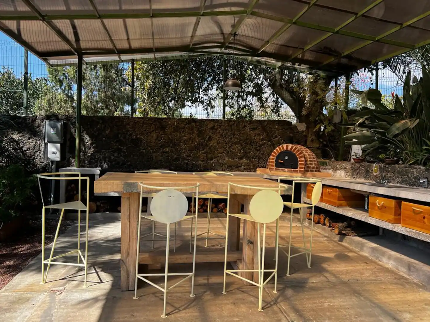 terrasse abritée avec four à pizza
