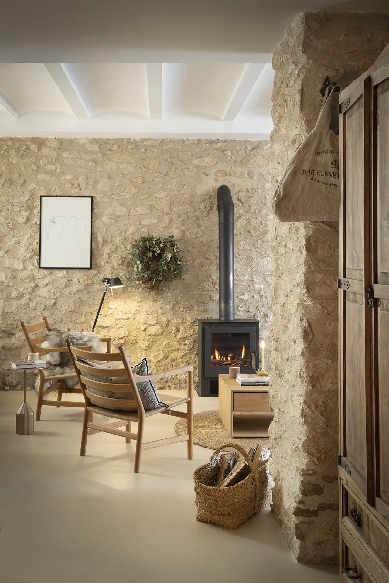 salon maison en pierre ancienne
