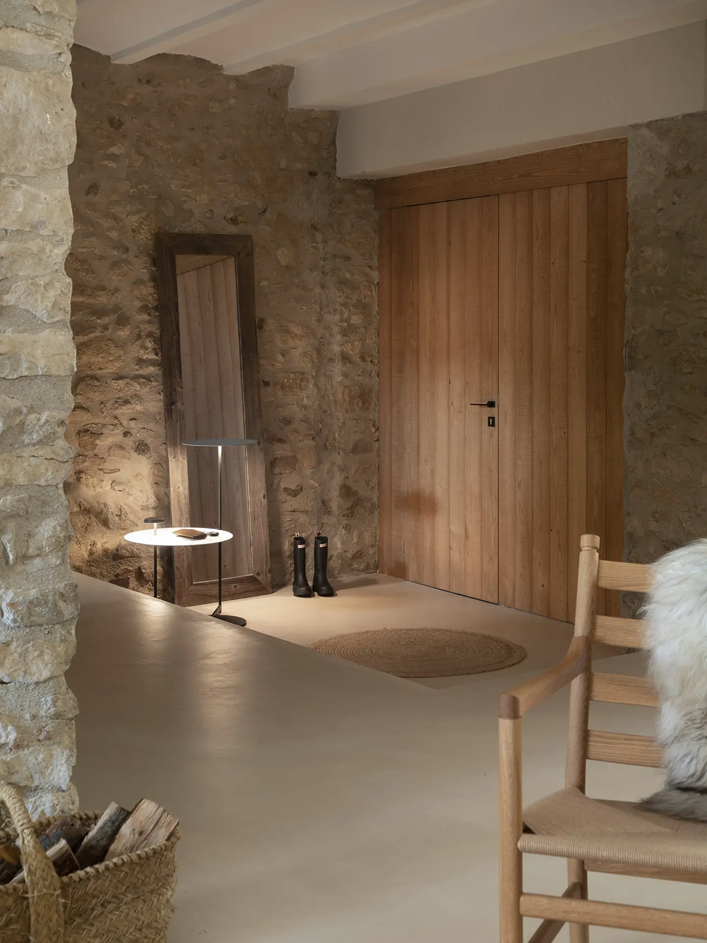 salon maison en pierre ancienne