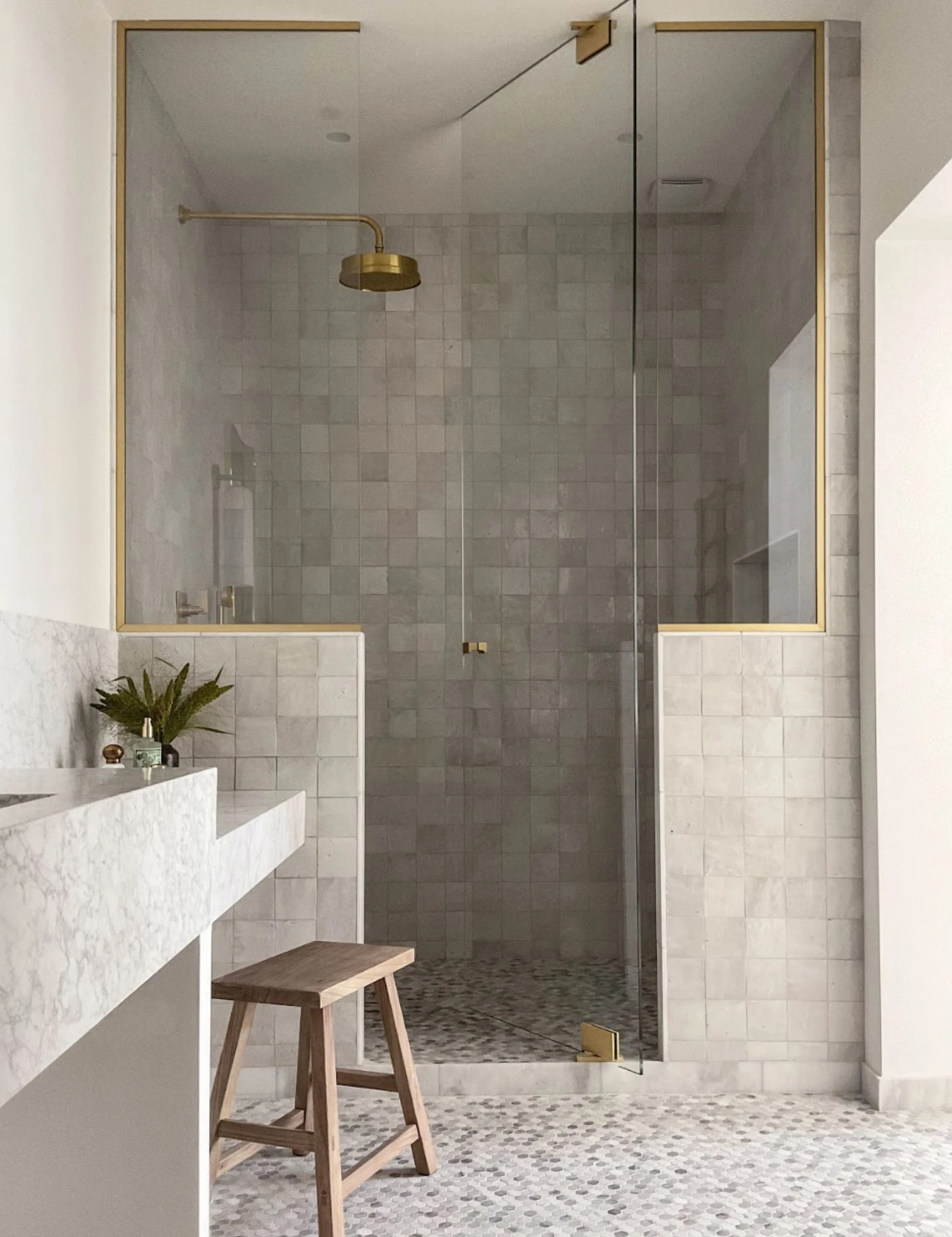 salle de bain avec zelliges grises