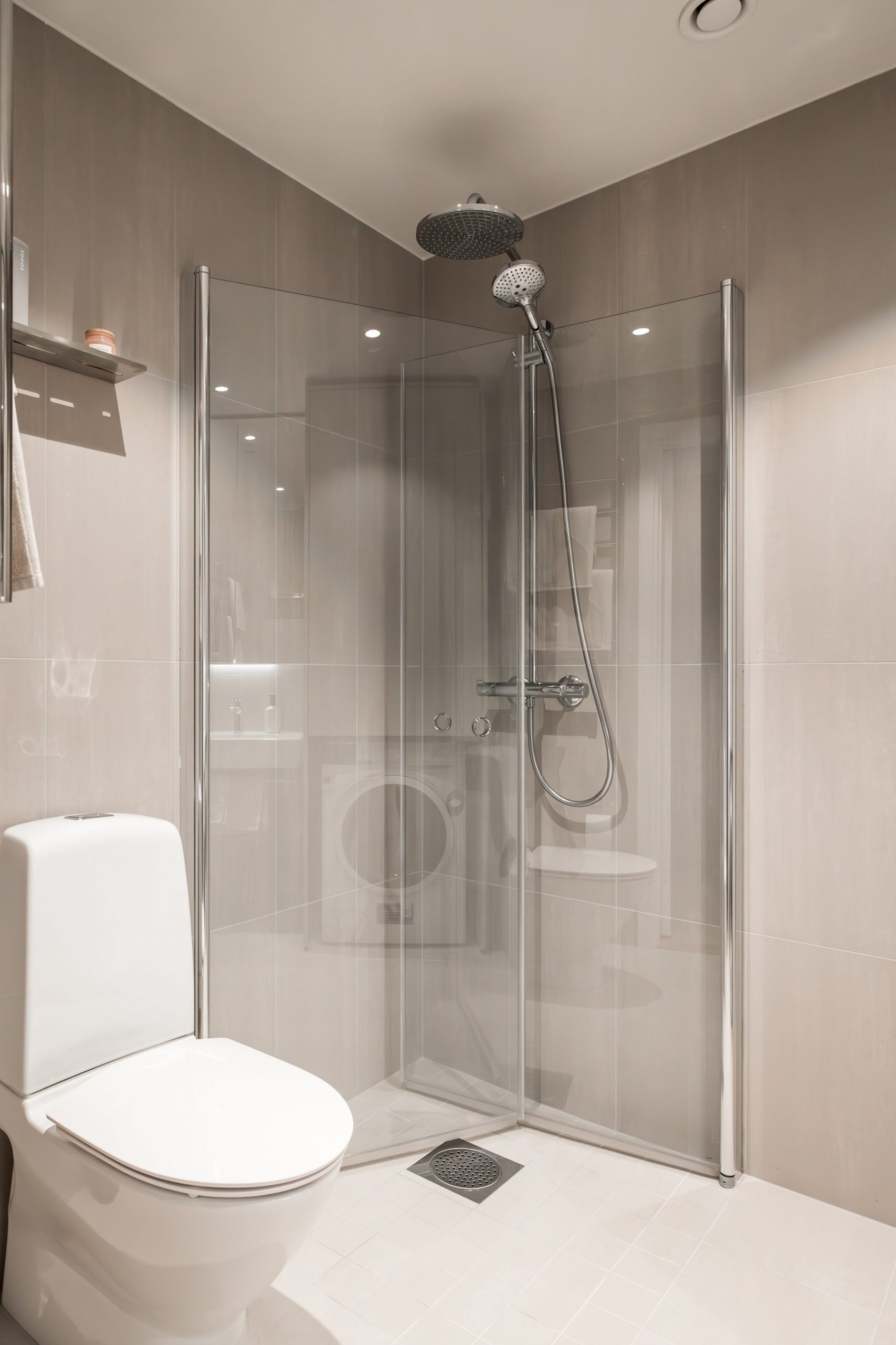 salle d'eau grise avec douche à l'italienne