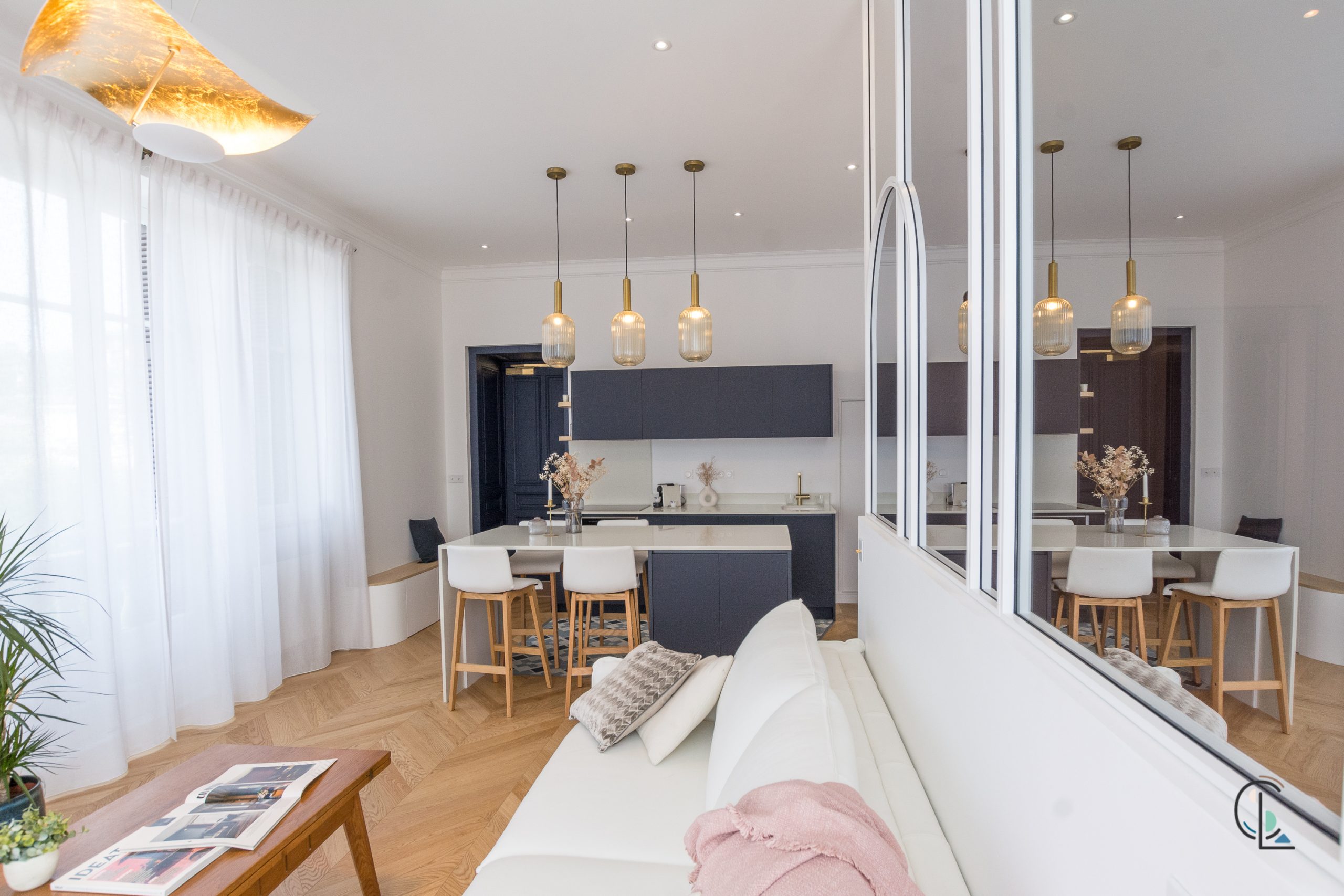 salon avec verrière blanche studio 42m2 transformé en deux-pièces