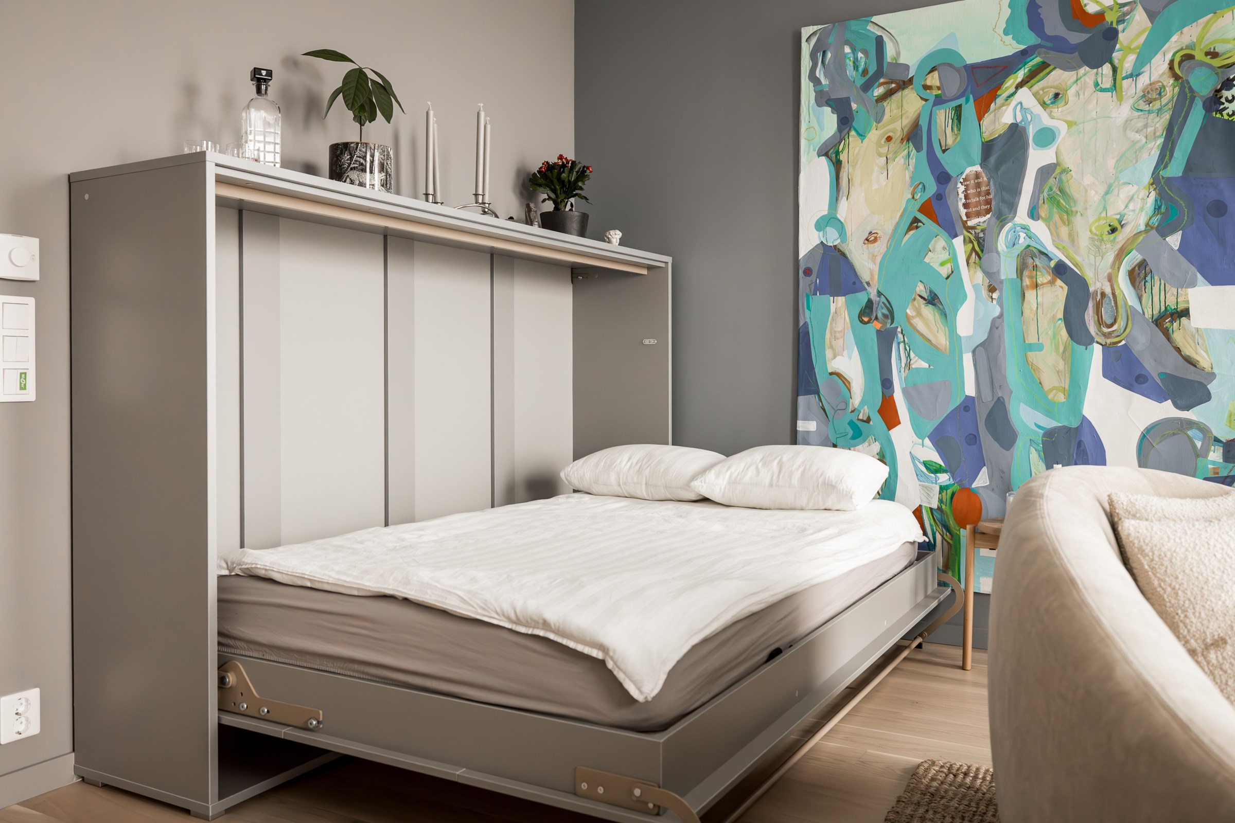 salon avec lit armoire
