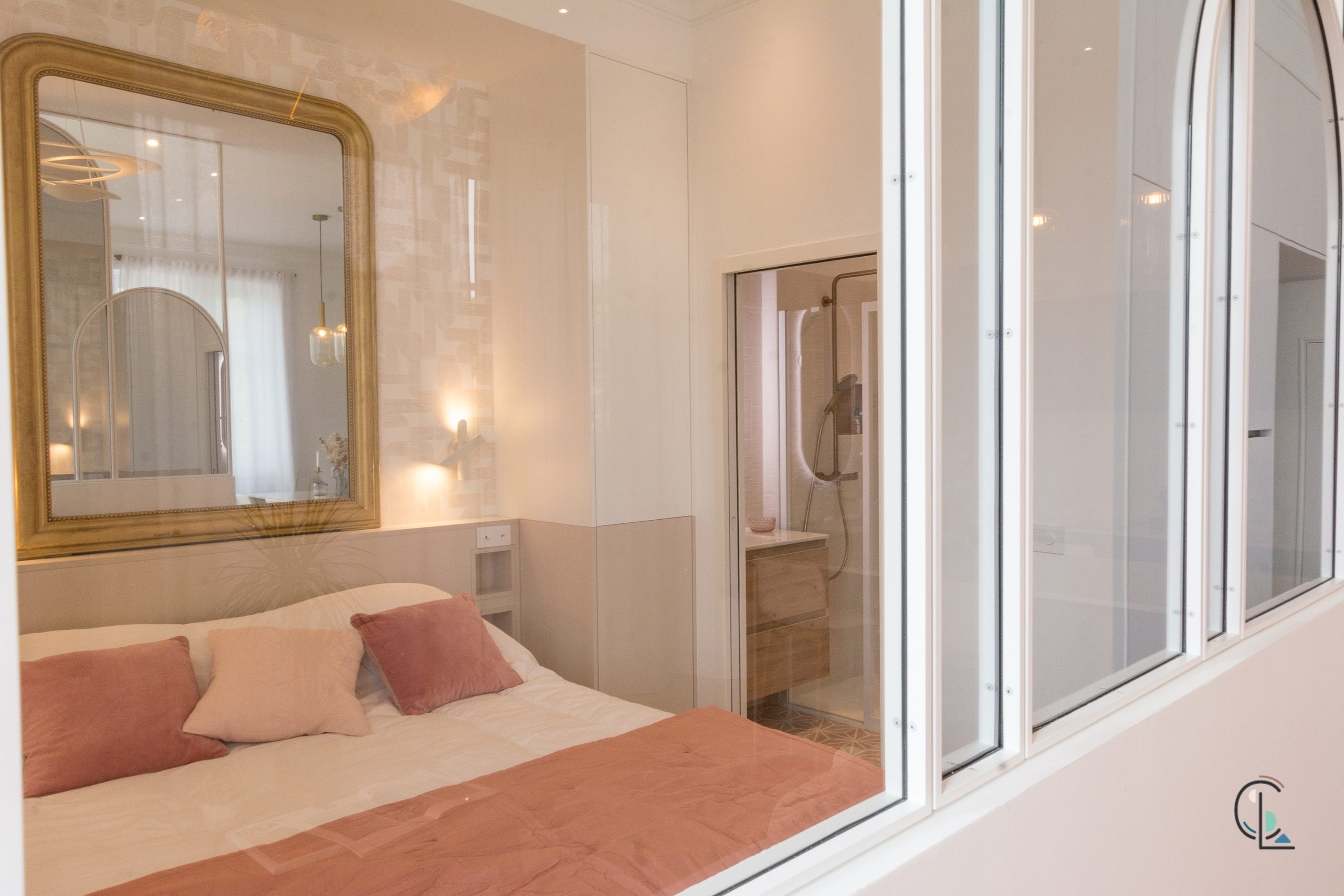 chambre avec verrière blanche