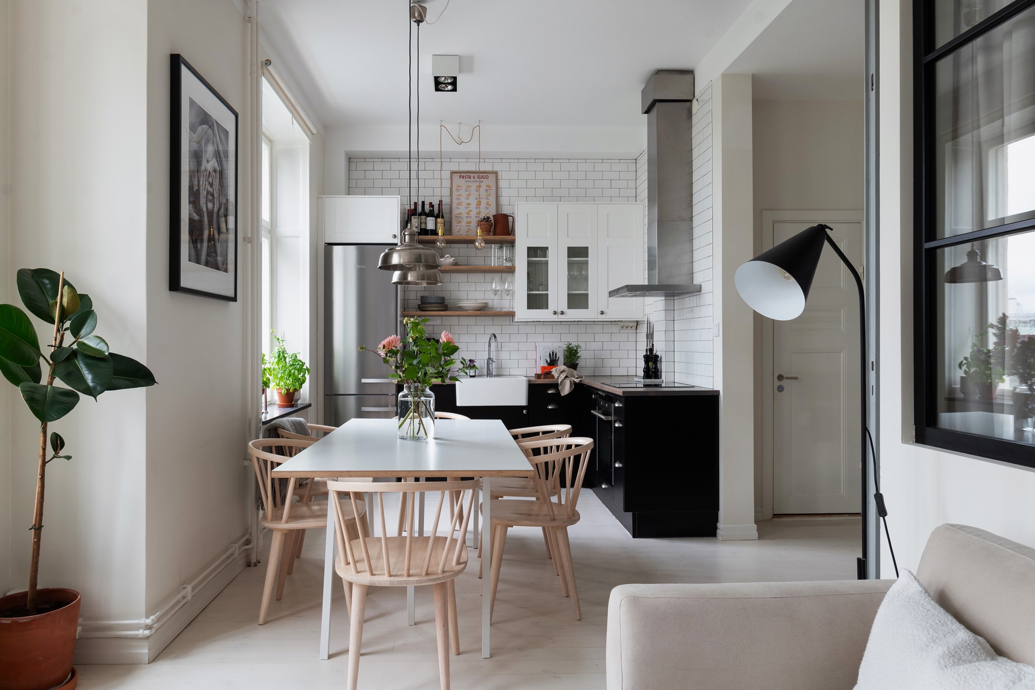 cuisine noire ouverte deux-pièces 46m2