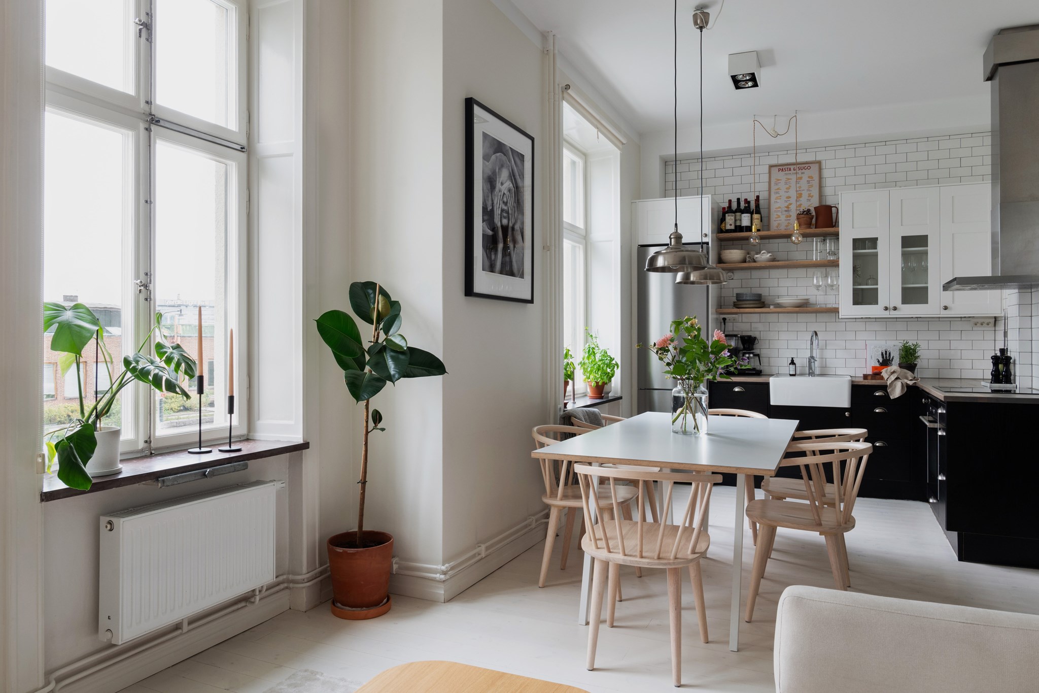 cuisine noire ouverte deux-pièces 46m2